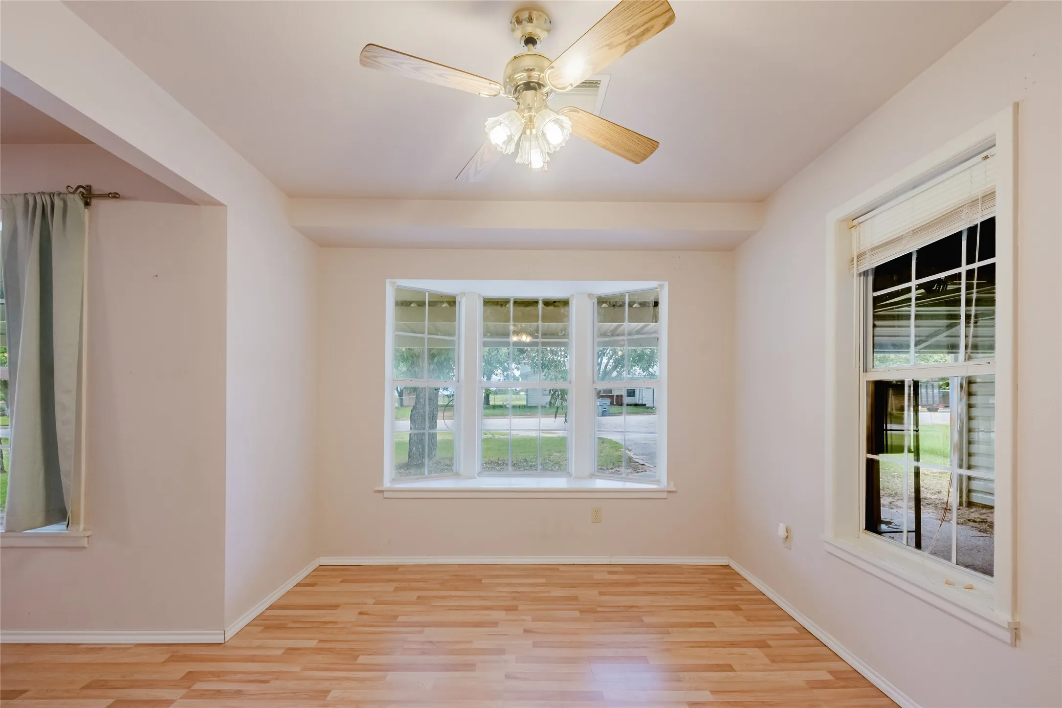 Single Family Residence For Sale in Comanche County , 649 E Short Avenue, De Leon, Texas 76444, 2 Bedroom, 1 Bathroom, 1 Garage spaces, 1,755 Sqft, built in 1960, Price $225,000, mls#21345841, Real Estate Agent in De Leon, Homes For Sale in Comanche county, Homes For Sale in De Leon, Realtor in De Leon Texas, Real Estate Brokerage Independent Realty Texas, Luminita Cordes Realtor