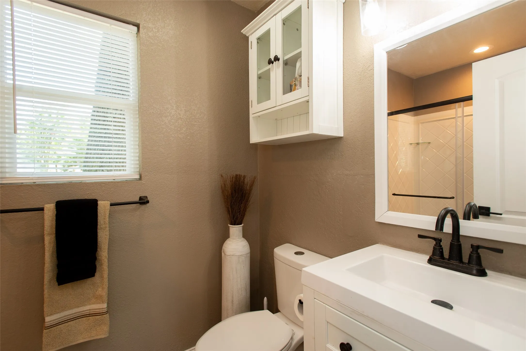 Single Family Residence For Sale in Henderson County , 6120 Payne Road, Log Cabin, Texas 75148, 1 Bedroom, 1 Bathroom, Garage spaces, 792 Sqft, built in 2023, mls#21347189, Real Estate Agent in Log Cabin, Homes For Sale in Henderson county, Homes For Sale in Log Cabin, Realtor in Log Cabin Texas, Real Estate Brokerage Independent Realty Texas, Luminita Cordes Realtor