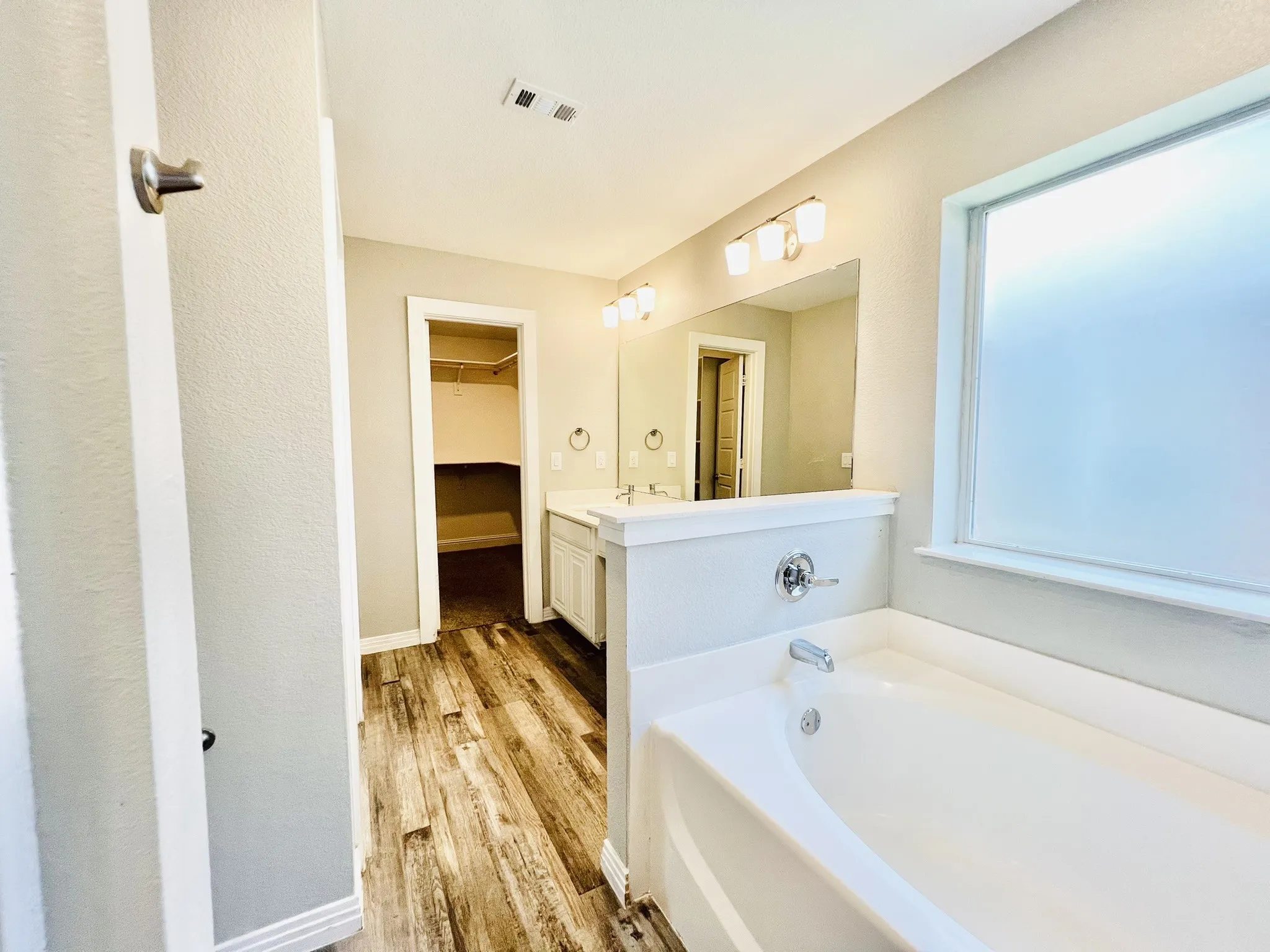 Single Family Residence For Rent in Tarrant County , 1516 Powder Horn Lane, Arlington, Texas 76018, 3 Bedroom, 2 Bathroom, 2 Garage spaces, 1,600 Sqft, built in 2002, mls#21345741, Real Estate Agent in Arlington, Homes For Rent in Tarrant county, Homes For Rent in Arlington, Realtor in Arlington Texas, Real Estate Brokerage Independent Realty Texas, Luminita Cordes Realtor