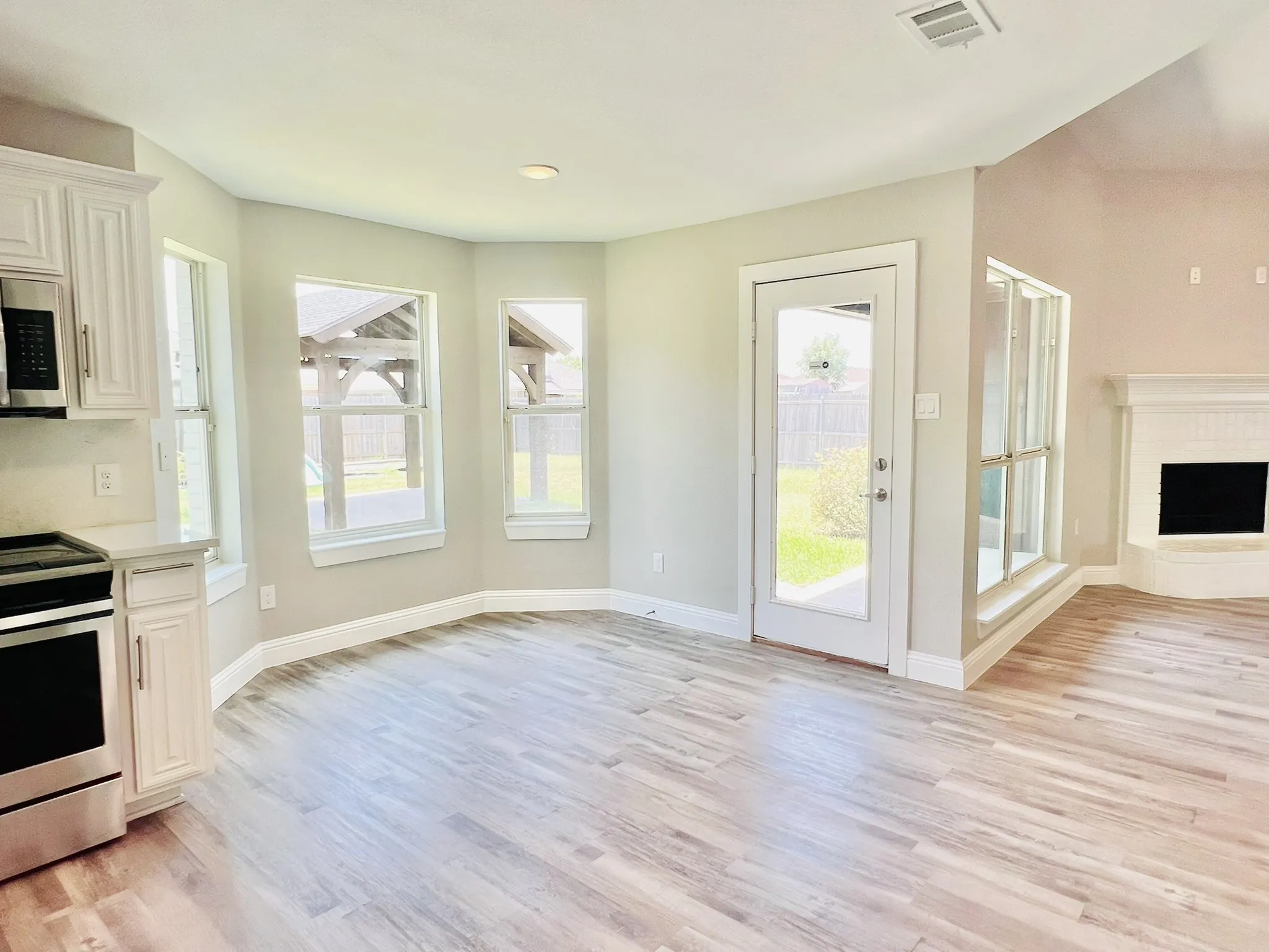 Single Family Residence For Rent in Tarrant County , 1516 Powder Horn Lane, Arlington, Texas 76018, 3 Bedroom, 2 Bathroom, 2 Garage spaces, 1,600 Sqft, built in 2002, mls#21345741, Real Estate Agent in Arlington, Homes For Rent in Tarrant county, Homes For Rent in Arlington, Realtor in Arlington Texas, Real Estate Brokerage Independent Realty Texas, Luminita Cordes Realtor