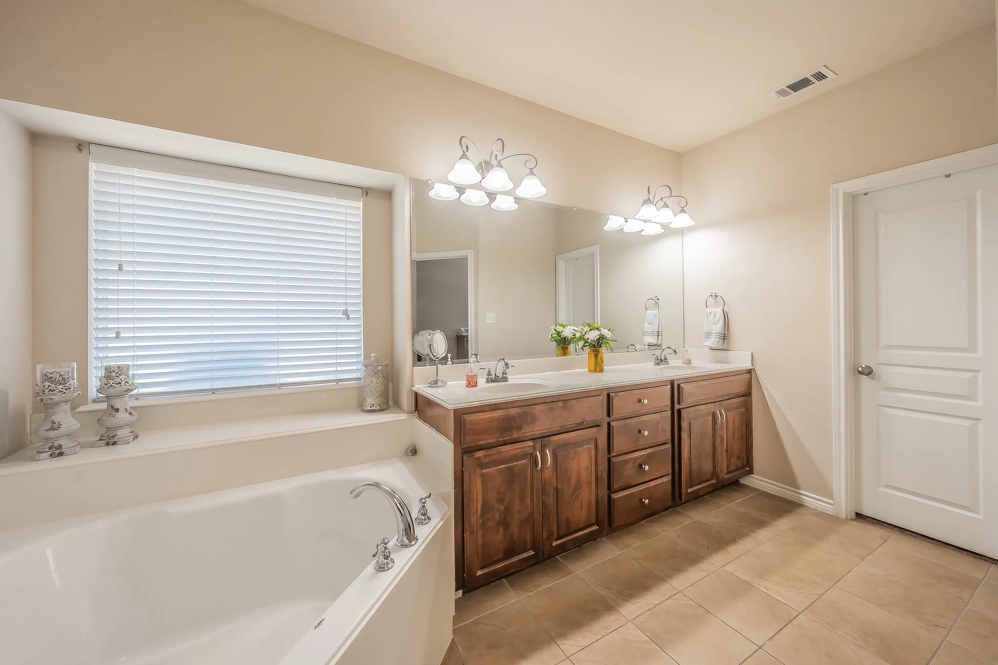 Single Family Residence For Sale in Tarrant County , 309 Garden Path Lane, Mansfield, Texas 76063, 5 Bedroom, 4 Bathroom, 2 Garage spaces, 3,321 Sqft, built in 2012, mls#21346492, Real Estate Agent in Mansfield, Homes For Sale in Tarrant county, Homes For Sale in Mansfield, Realtor in Mansfield Texas, Real Estate Brokerage Independent Realty Texas, Luminita Cordes Realtor