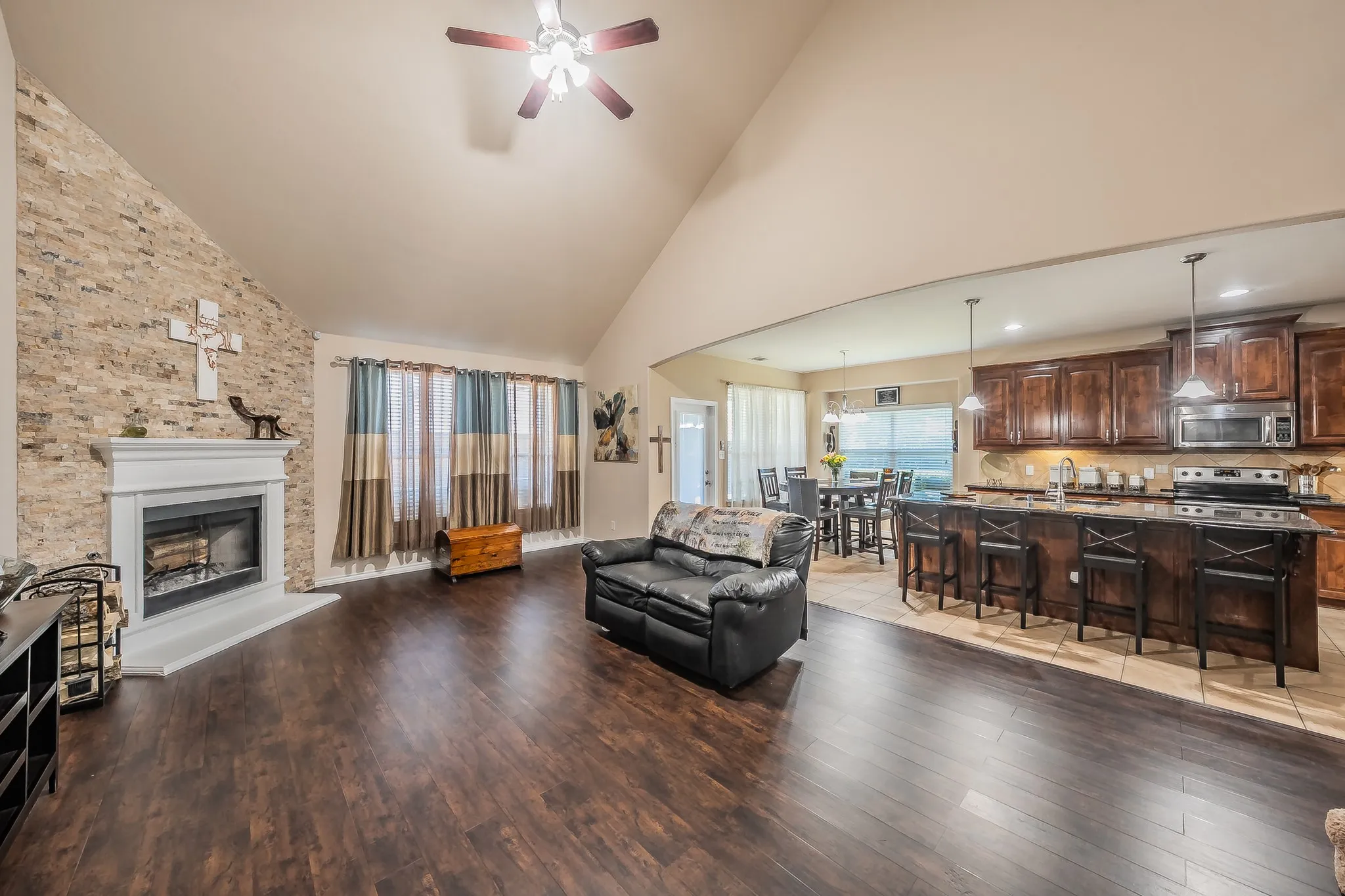 Single Family Residence For Sale in Tarrant County , 309 Garden Path Lane, Mansfield, Texas 76063, 5 Bedroom, 4 Bathroom, 2 Garage spaces, 3,321 Sqft, built in 2012, mls#21346492, Real Estate Agent in Mansfield, Homes For Sale in Tarrant county, Homes For Sale in Mansfield, Realtor in Mansfield Texas, Real Estate Brokerage Independent Realty Texas, Luminita Cordes Realtor