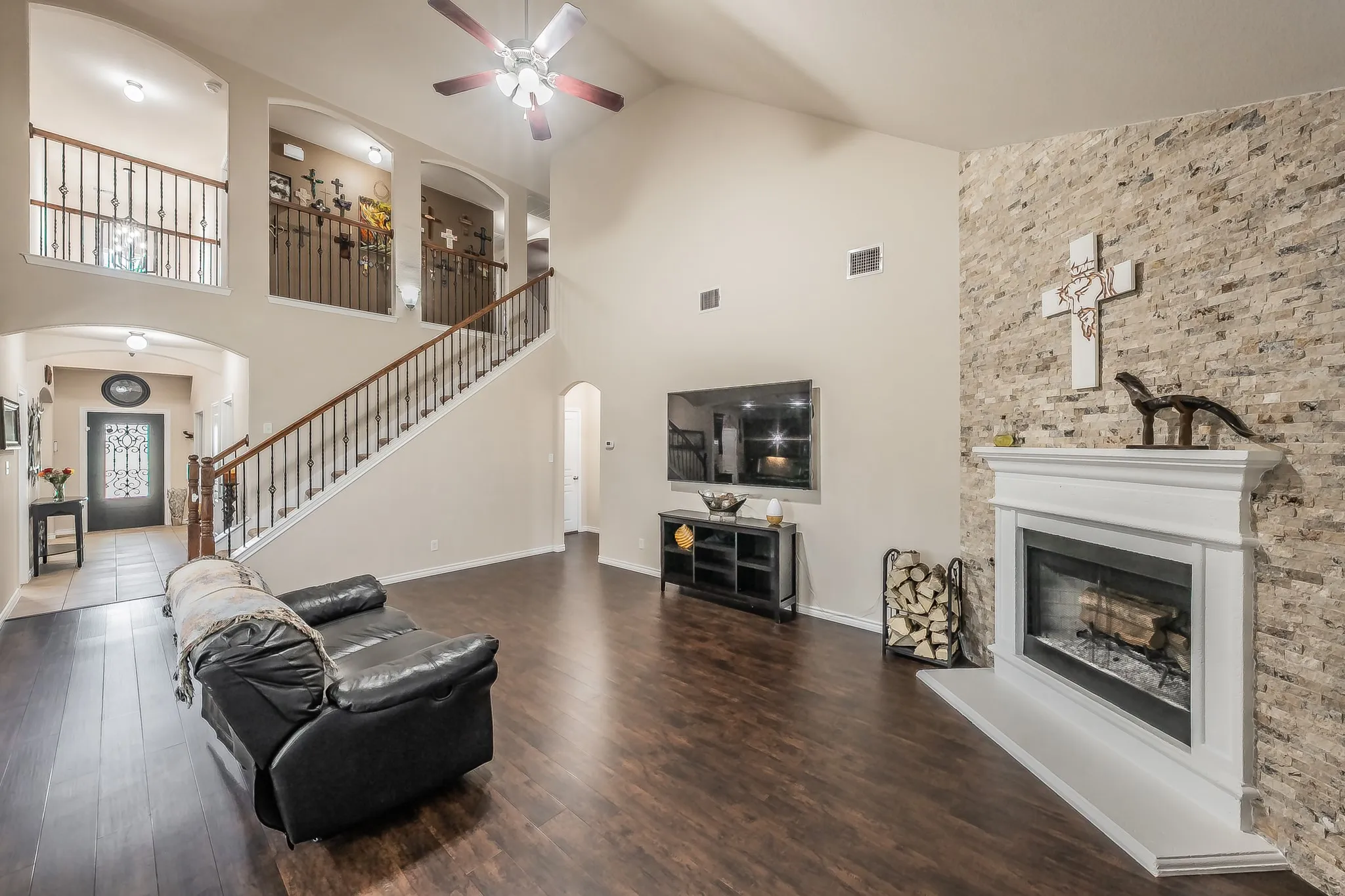 Single Family Residence For Sale in Tarrant County , 309 Garden Path Lane, Mansfield, Texas 76063, 5 Bedroom, 4 Bathroom, 2 Garage spaces, 3,321 Sqft, built in 2012, mls#21346492, Real Estate Agent in Mansfield, Homes For Sale in Tarrant county, Homes For Sale in Mansfield, Realtor in Mansfield Texas, Real Estate Brokerage Independent Realty Texas, Luminita Cordes Realtor