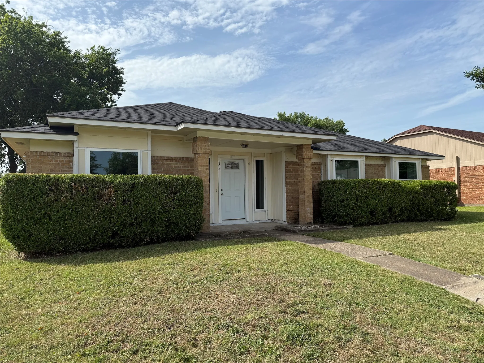 Single Family Residence For Rent in Dallas County , 206 E Ridgegate Drive, Garland, Texas 75040, 4 Bedroom, 2 Bathroom, 2 Garage spaces, 2,130 Sqft, built in 1984, mls#21347344, Real Estate Agent in Garland, Homes For Rent in Dallas county, Homes For Rent in Garland, Realtor in Garland Texas, Real Estate Brokerage Independent Realty Texas, Luminita Cordes Realtor