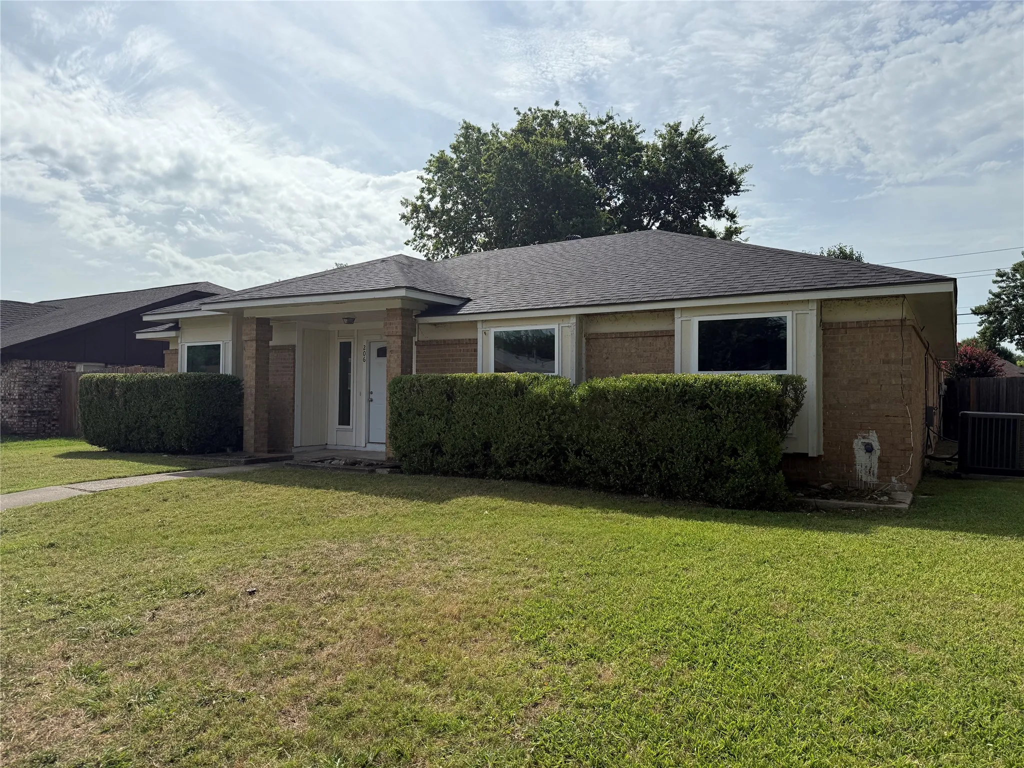 Single Family Residence For Rent in Dallas County , 206 E Ridgegate Drive, Garland, Texas 75040, 4 Bedroom, 2 Bathroom, 2 Garage spaces, 2,130 Sqft, built in 1984, mls#21347344, Real Estate Agent in Garland, Homes For Rent in Dallas county, Homes For Rent in Garland, Realtor in Garland Texas, Real Estate Brokerage Independent Realty Texas, Luminita Cordes Realtor