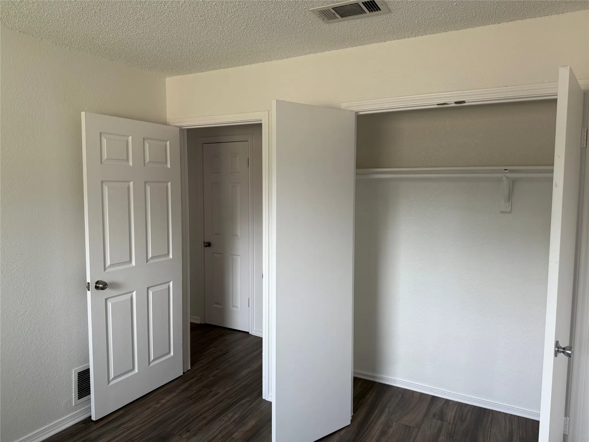 Single Family Residence For Rent in Dallas County , 206 E Ridgegate Drive, Garland, Texas 75040, 4 Bedroom, 2 Bathroom, 2 Garage spaces, 2,130 Sqft, built in 1984, mls#21347344, Real Estate Agent in Garland, Homes For Rent in Dallas county, Homes For Rent in Garland, Realtor in Garland Texas, Real Estate Brokerage Independent Realty Texas, Luminita Cordes Realtor