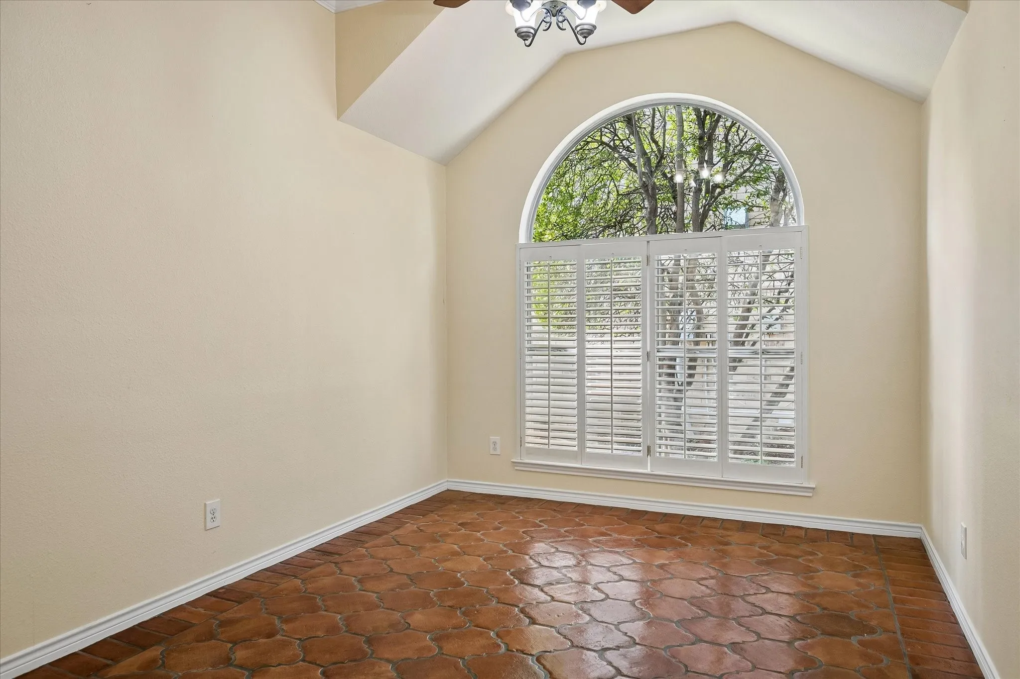 Single Family Residence For Sale in Dallas County , 7710 Sweetgum Drive, Irving, Texas 75063, 4 Bedroom, 3 Bathroom, 2 Garage spaces, 3,239 Sqft, built in 1991, mls#21345942, Real Estate Agent in Irving, Homes For Sale in Dallas county, Homes For Sale in Irving, Realtor in Irving Texas, Real Estate Brokerage Independent Realty Texas, Luminita Cordes Realtor