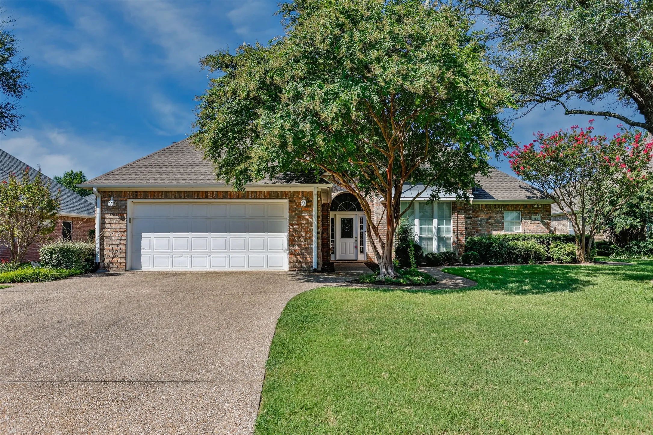 Single Family Residence For Sale in Cooke County , 913 Mesquite Street, Gainesville, Texas 76240, 4 Bedroom, 4 Bathroom, 2 Garage spaces, 3,492 Sqft, built in 1997, mls#21345064, Real Estate Agent in Gainesville, Homes For Sale in Cooke county, Homes For Sale in Gainesville, Realtor in Gainesville Texas, Real Estate Brokerage Independent Realty Texas, Luminita Cordes Realtor