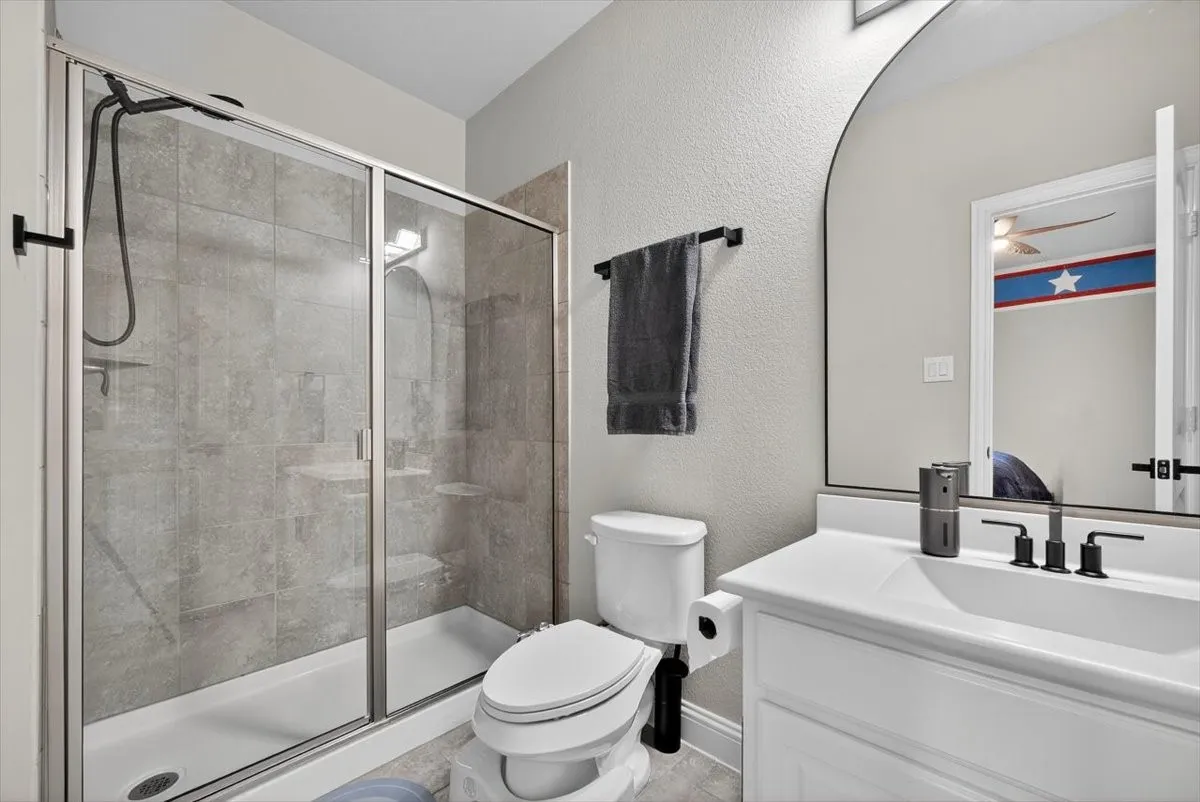 Guest ensuite bathroom