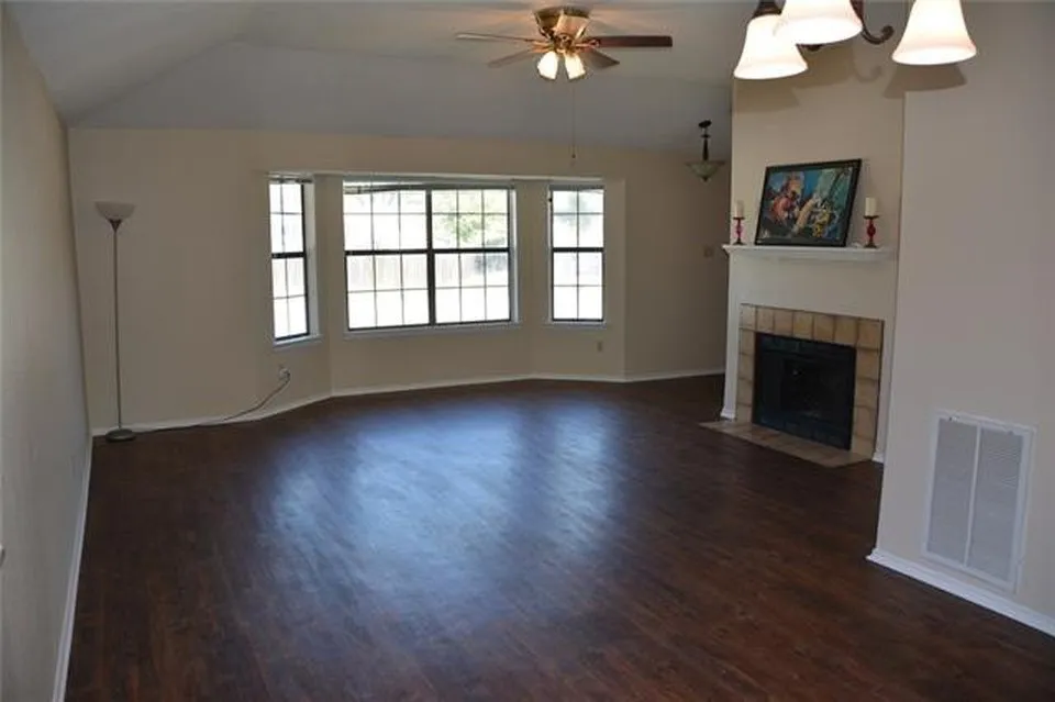 Duplex For Rent in Tarrant County , 216 E Denton Drive, Euless, Texas 76039, 3 Bedroom, 2 Bathroom, Garage spaces, 1,244 Sqft, built in 1982, Price $1,900, mls#21347356, Real Estate Agent in Euless, Homes For Rent in Tarrant county, Homes For Rent in Euless, Realtor in Euless Texas, Real Estate Brokerage Independent Realty Texas, Luminita Cordes Realtor