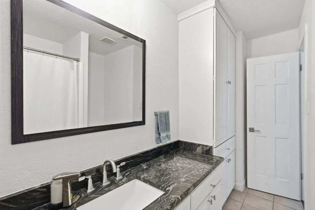 Single Family Residence For Sale in Tarrant County , 408 Arcadia Street, Hurst, Texas 76053, 3 Bedroom, 4 Bathroom, 3 Garage spaces, 3,911 Sqft, built in 1976, mls#21347334, Real Estate Agent in Hurst, Homes For Sale in Tarrant county, Homes For Sale in Hurst, Realtor in Hurst Texas, Real Estate Brokerage Independent Realty Texas, Luminita Cordes Realtor