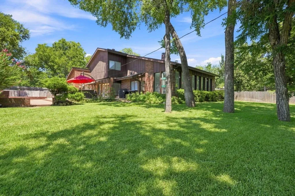Single Family Residence For Sale in Tarrant County , 408 Arcadia Street, Hurst, Texas 76053, 3 Bedroom, 4 Bathroom, 3 Garage spaces, 3,911 Sqft, built in 1976, mls#21347334, Real Estate Agent in Hurst, Homes For Sale in Tarrant county, Homes For Sale in Hurst, Realtor in Hurst Texas, Real Estate Brokerage Independent Realty Texas, Luminita Cordes Realtor