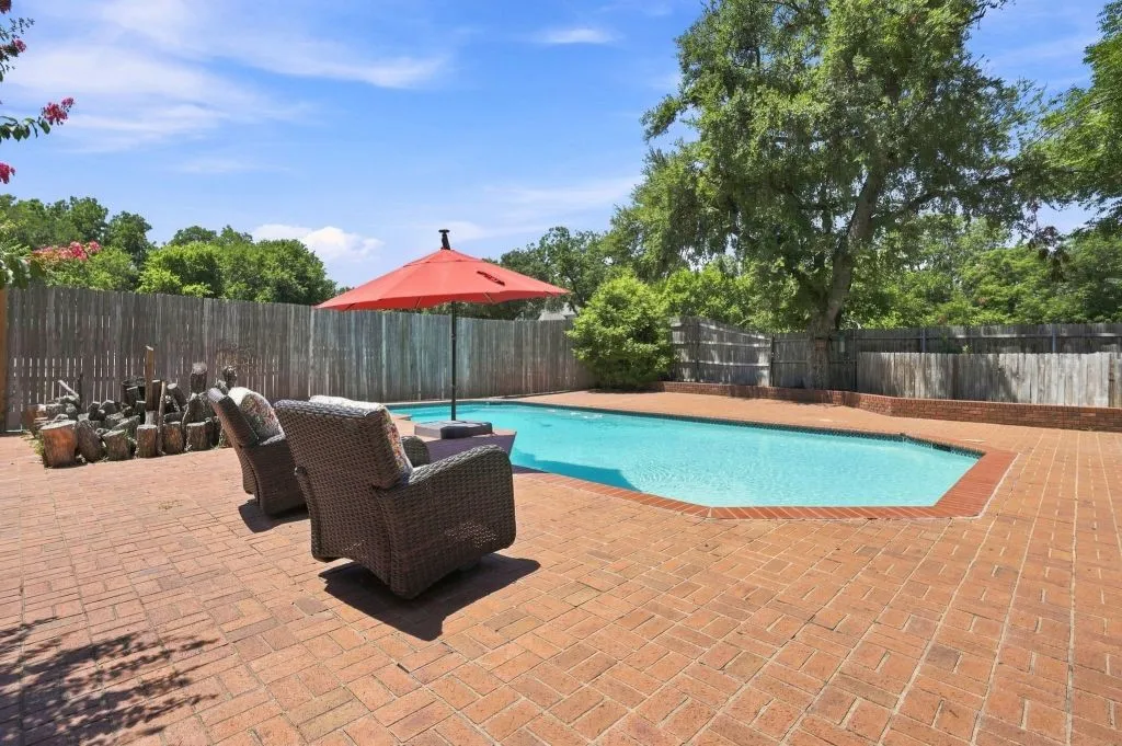 Single Family Residence For Sale in Tarrant County , 408 Arcadia Street, Hurst, Texas 76053, 3 Bedroom, 4 Bathroom, 3 Garage spaces, 3,911 Sqft, built in 1976, mls#21347334, Real Estate Agent in Hurst, Homes For Sale in Tarrant county, Homes For Sale in Hurst, Realtor in Hurst Texas, Real Estate Brokerage Independent Realty Texas, Luminita Cordes Realtor
