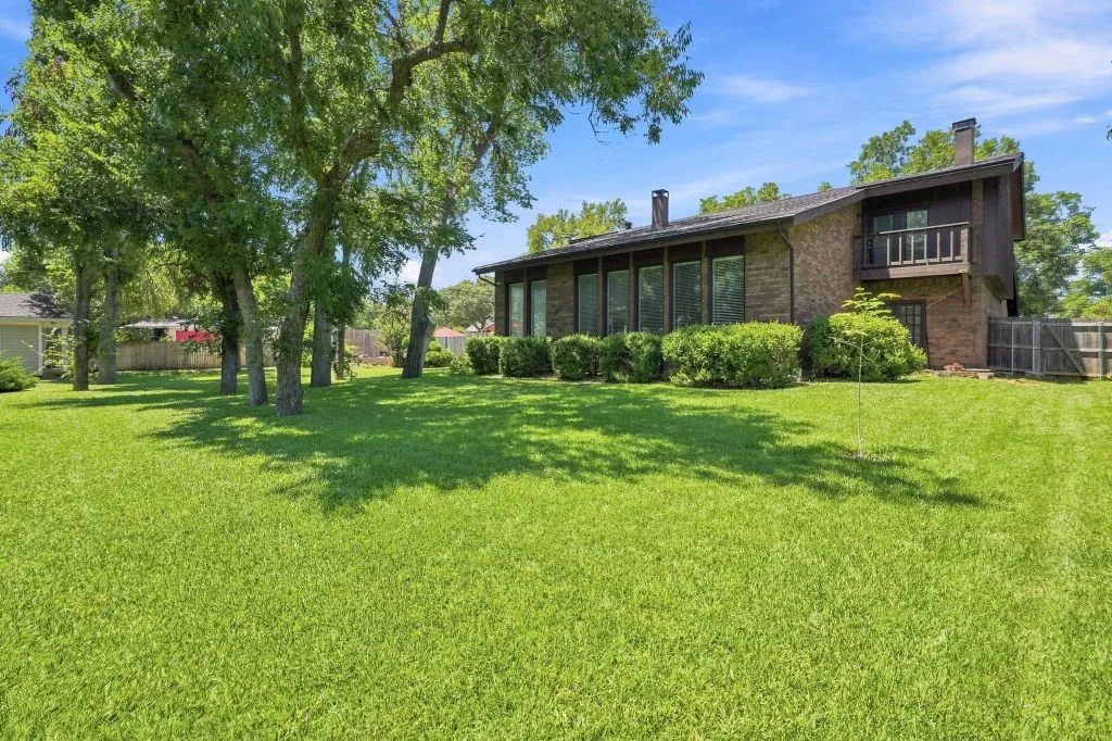 Single Family Residence For Sale in Tarrant County , 408 Arcadia Street, Hurst, Texas 76053, 3 Bedroom, 4 Bathroom, 3 Garage spaces, 3,911 Sqft, built in 1976, mls#21347334, Real Estate Agent in Hurst, Homes For Sale in Tarrant county, Homes For Sale in Hurst, Realtor in Hurst Texas, Real Estate Brokerage Independent Realty Texas, Luminita Cordes Realtor