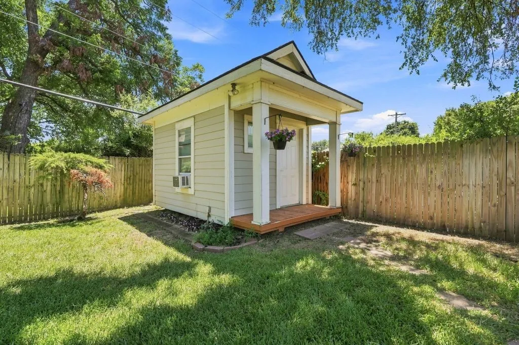 Single Family Residence For Sale in Tarrant County , 408 Arcadia Street, Hurst, Texas 76053, 3 Bedroom, 4 Bathroom, 3 Garage spaces, 3,911 Sqft, built in 1976, mls#21347334, Real Estate Agent in Hurst, Homes For Sale in Tarrant county, Homes For Sale in Hurst, Realtor in Hurst Texas, Real Estate Brokerage Independent Realty Texas, Luminita Cordes Realtor