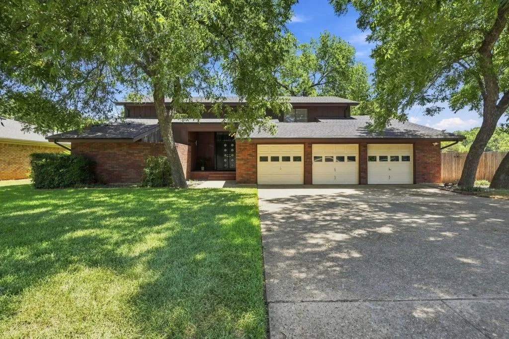 Single Family Residence For Sale in Tarrant County , 408 Arcadia Street, Hurst, Texas 76053, 3 Bedroom, 4 Bathroom, 3 Garage spaces, 3,911 Sqft, built in 1976, mls#21347334, Real Estate Agent in Hurst, Homes For Sale in Tarrant county, Homes For Sale in Hurst, Realtor in Hurst Texas, Real Estate Brokerage Independent Realty Texas, Luminita Cordes Realtor