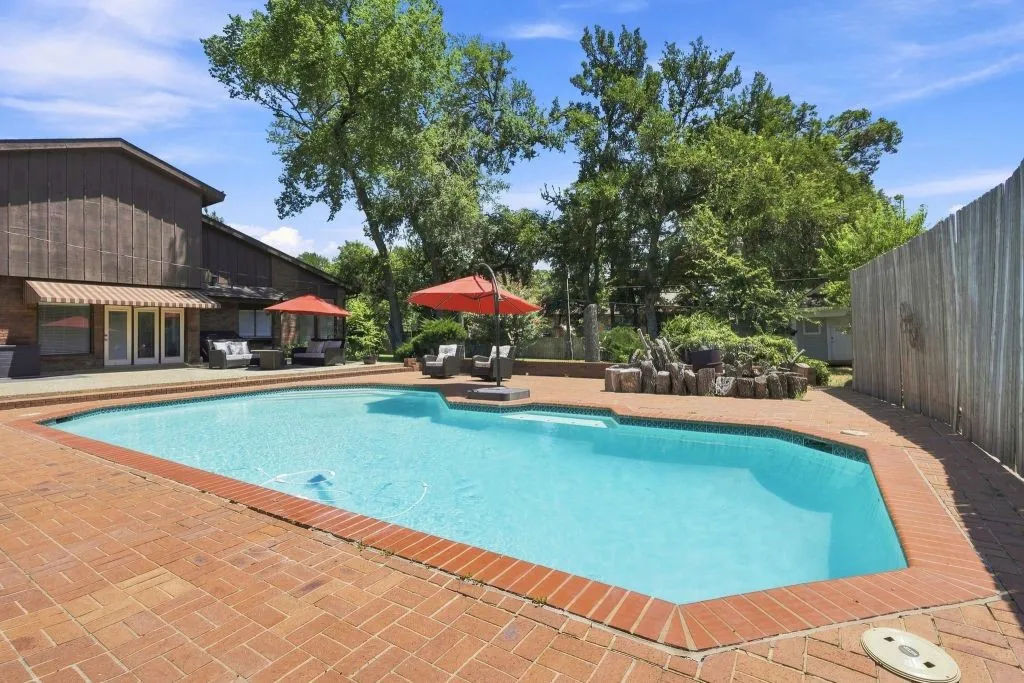 Single Family Residence For Sale in Tarrant County , 408 Arcadia Street, Hurst, Texas 76053, 3 Bedroom, 4 Bathroom, 3 Garage spaces, 3,911 Sqft, built in 1976, mls#21347334, Real Estate Agent in Hurst, Homes For Sale in Tarrant county, Homes For Sale in Hurst, Realtor in Hurst Texas, Real Estate Brokerage Independent Realty Texas, Luminita Cordes Realtor