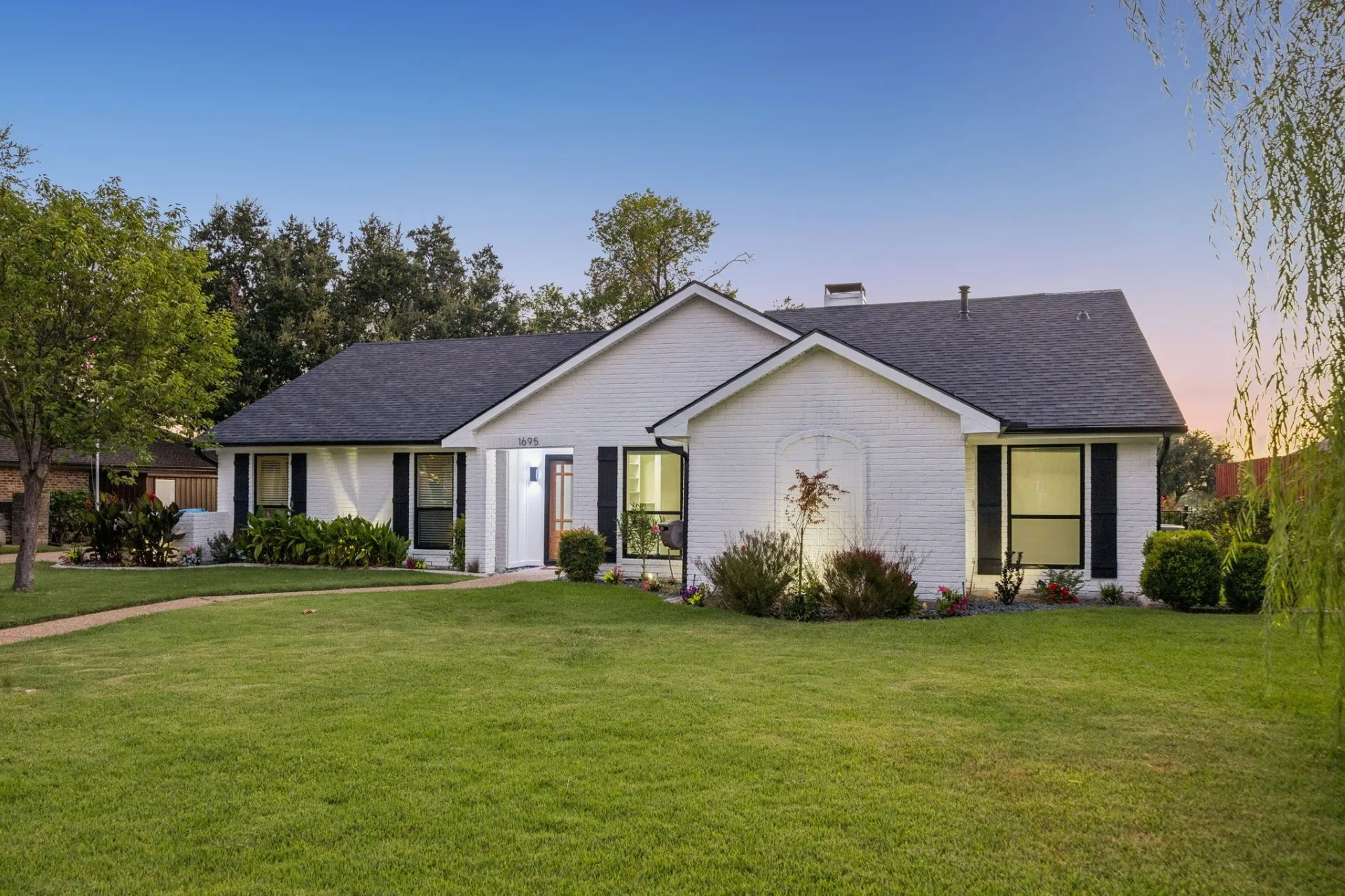 Single Family Residence For Sale in Rockwall County , 1695 Plummer Drive, Rockwall, Texas 75087, 5 Bedroom, 3 Bathroom, 2 Garage spaces, 2,479 Sqft, built in 1985, mls#21347022, Real Estate Agent in Rockwall, Homes For Sale in Rockwall county, Homes For Sale in Rockwall, Realtor in Rockwall Texas, Real Estate Brokerage Independent Realty Texas, Luminita Cordes Realtor
