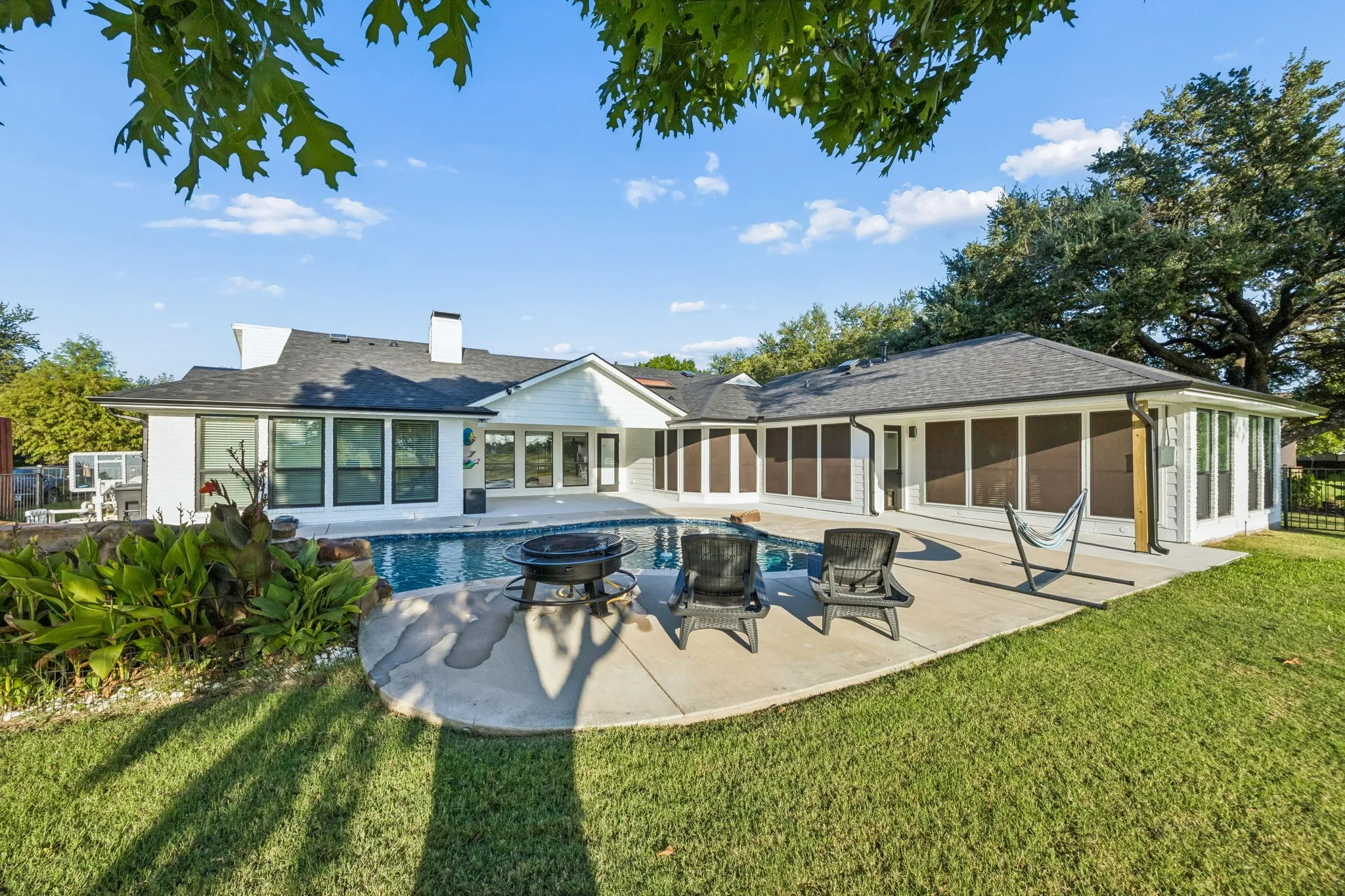 Single Family Residence For Sale in Rockwall County , 1695 Plummer Drive, Rockwall, Texas 75087, 5 Bedroom, 3 Bathroom, 2 Garage spaces, 2,479 Sqft, built in 1985, mls#21347022, Real Estate Agent in Rockwall, Homes For Sale in Rockwall county, Homes For Sale in Rockwall, Realtor in Rockwall Texas, Real Estate Brokerage Independent Realty Texas, Luminita Cordes Realtor