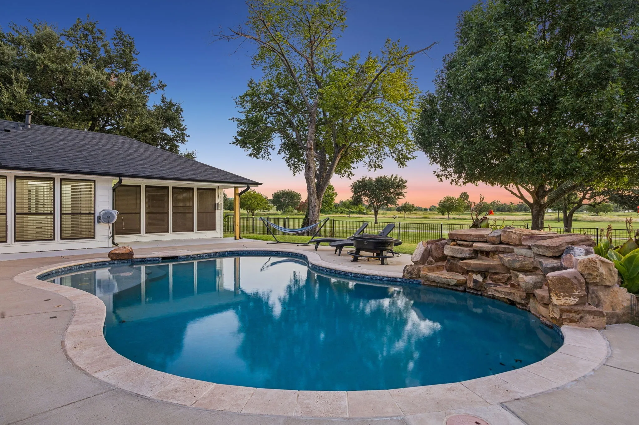 Single Family Residence For Sale in Rockwall County , 1695 Plummer Drive, Rockwall, Texas 75087, 5 Bedroom, 3 Bathroom, 2 Garage spaces, 2,479 Sqft, built in 1985, mls#21347022, Real Estate Agent in Rockwall, Homes For Sale in Rockwall county, Homes For Sale in Rockwall, Realtor in Rockwall Texas, Real Estate Brokerage Independent Realty Texas, Luminita Cordes Realtor