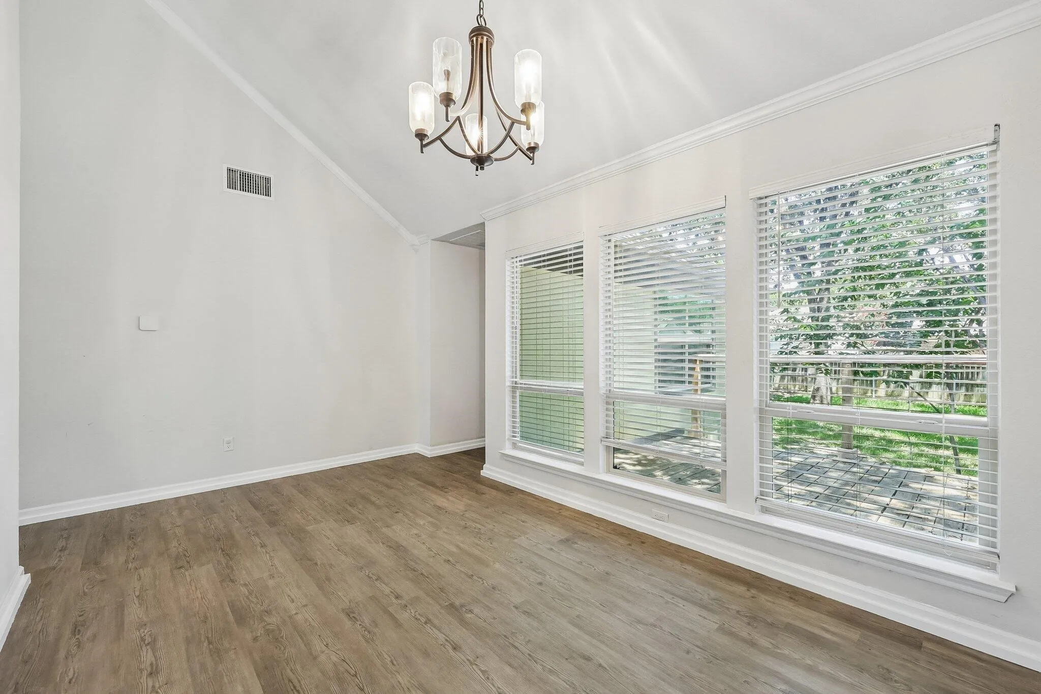 Single Family Residence For Sale in Tarrant County , 6833 Parkwood Drive, North Richland Hills, Texas 76182, 6 Bedroom, 3 Bathroom, 2 Garage spaces, 3,196 Sqft, built in 1986, mls#21347372, Real Estate Agent in North Richland Hills, Homes For Sale in Tarrant county, Homes For Sale in North Richland Hills, Realtor in North Richland Hills Texas, Real Estate Brokerage Independent Realty Texas, Luminita Cordes Realtor