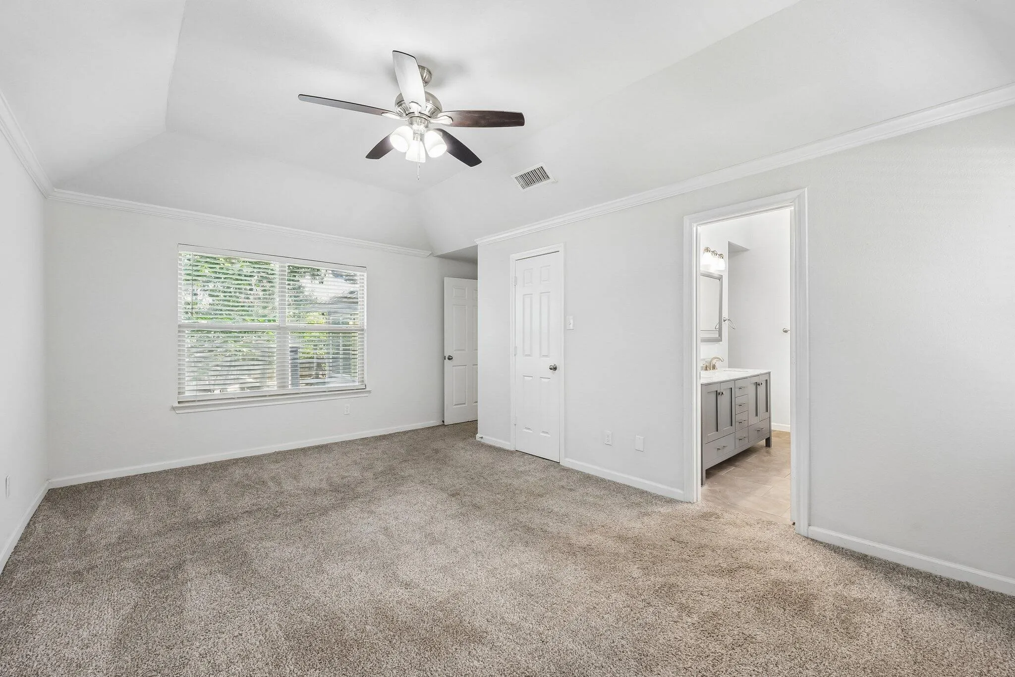 Single Family Residence For Sale in Tarrant County , 6833 Parkwood Drive, North Richland Hills, Texas 76182, 6 Bedroom, 3 Bathroom, 2 Garage spaces, 3,196 Sqft, built in 1986, mls#21347372, Real Estate Agent in North Richland Hills, Homes For Sale in Tarrant county, Homes For Sale in North Richland Hills, Realtor in North Richland Hills Texas, Real Estate Brokerage Independent Realty Texas, Luminita Cordes Realtor
