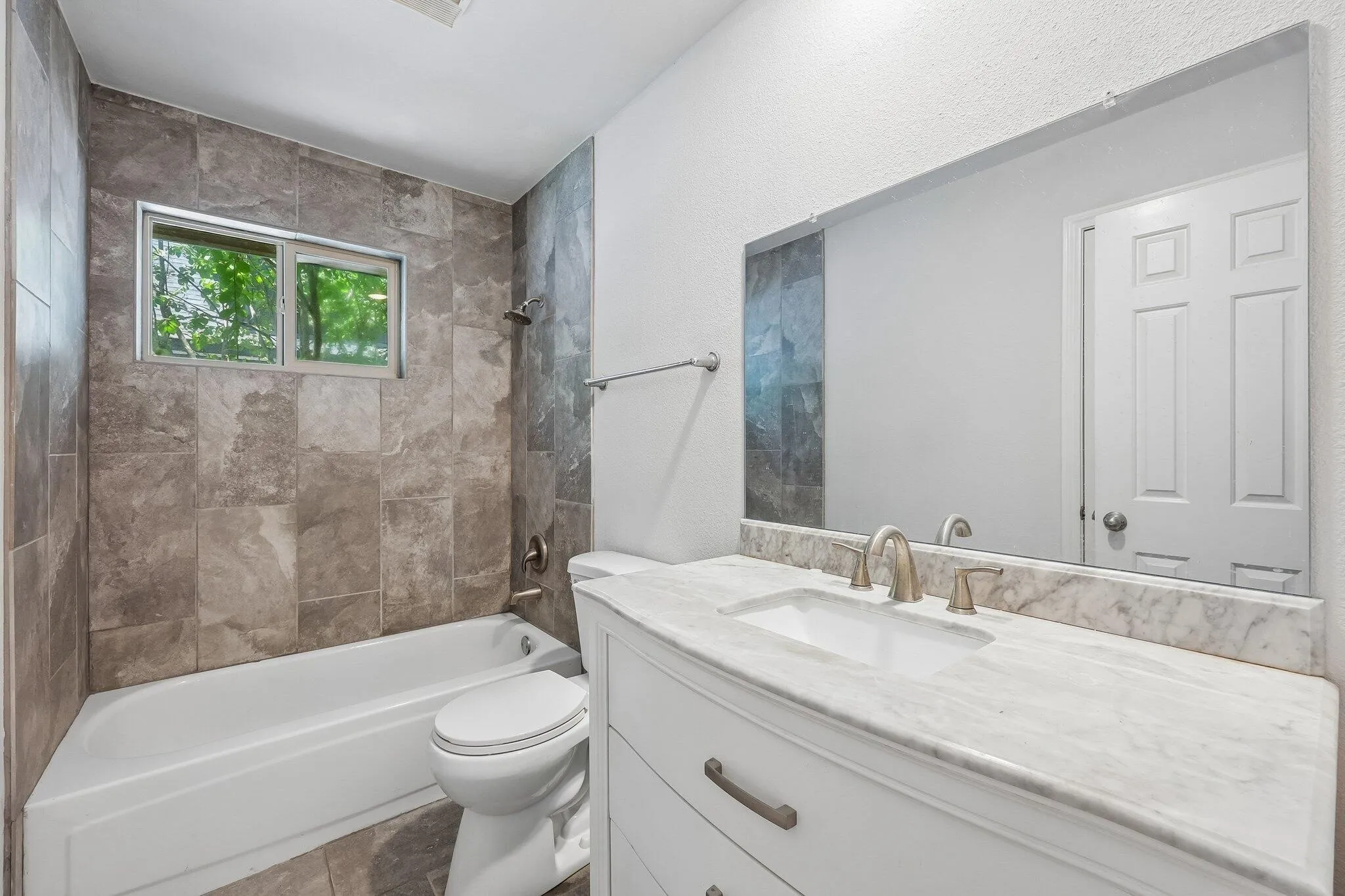Single Family Residence For Sale in Tarrant County , 6833 Parkwood Drive, North Richland Hills, Texas 76182, 6 Bedroom, 3 Bathroom, 2 Garage spaces, 3,196 Sqft, built in 1986, mls#21347372, Real Estate Agent in North Richland Hills, Homes For Sale in Tarrant county, Homes For Sale in North Richland Hills, Realtor in North Richland Hills Texas, Real Estate Brokerage Independent Realty Texas, Luminita Cordes Realtor