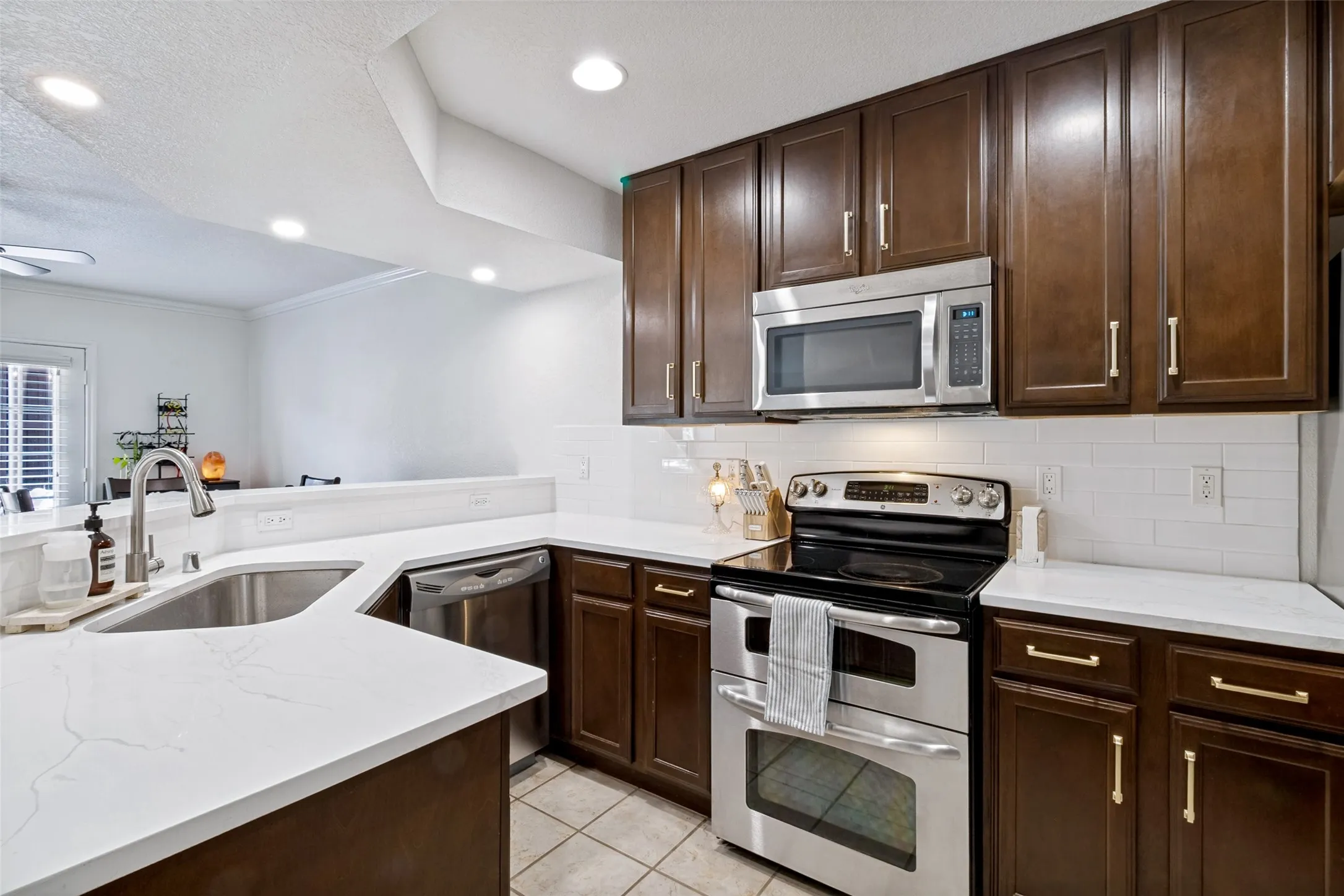Townhouse For Sale in Dallas County , 9480 Timberleaf Drive, Dallas, Texas 75243, 3 Bedroom, 3 Bathroom, 2 Garage spaces, 2,004 Sqft, built in 1971, mls#21346202, Real Estate Agent in Dallas, Homes For Sale in Dallas county, Homes For Sale in Dallas, Realtor in Dallas Texas, Real Estate Brokerage Independent Realty Texas, Luminita Cordes Realtor