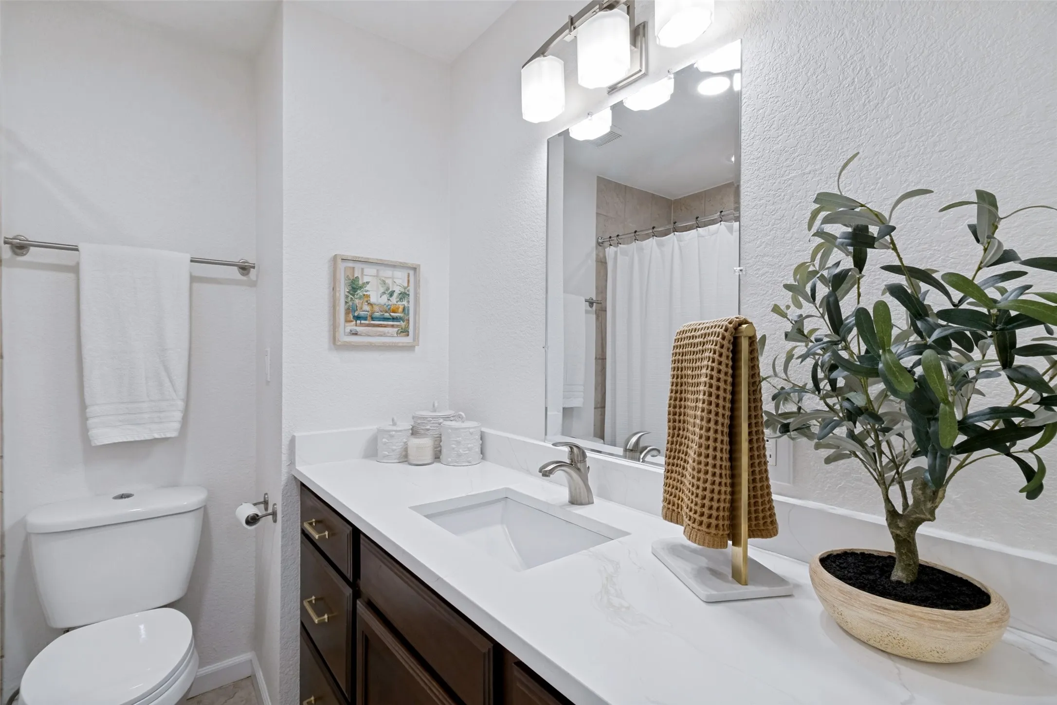 Townhouse For Sale in Dallas County , 9480 Timberleaf Drive, Dallas, Texas 75243, 3 Bedroom, 3 Bathroom, 2 Garage spaces, 2,004 Sqft, built in 1971, mls#21346202, Real Estate Agent in Dallas, Homes For Sale in Dallas county, Homes For Sale in Dallas, Realtor in Dallas Texas, Real Estate Brokerage Independent Realty Texas, Luminita Cordes Realtor