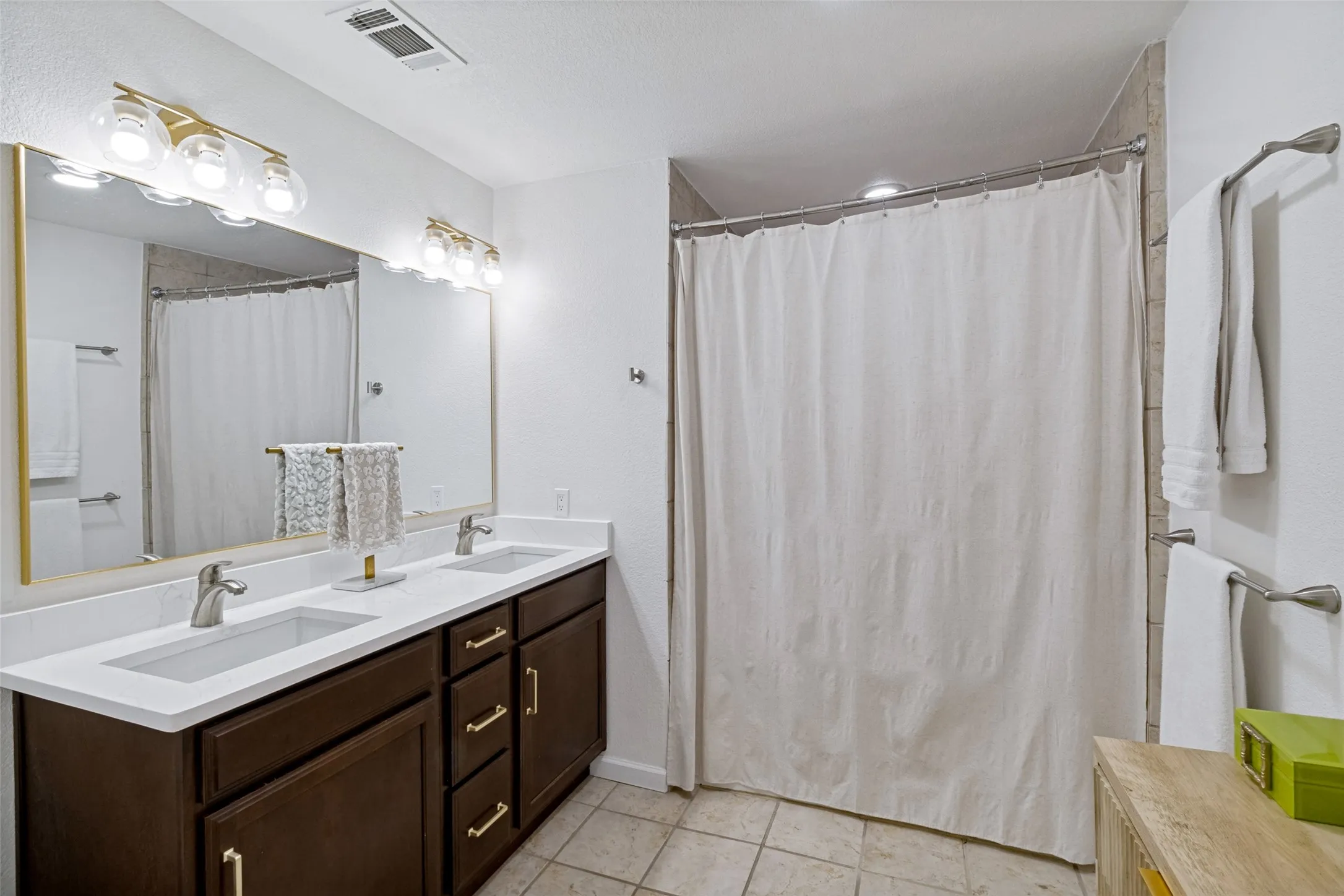 Townhouse For Sale in Dallas County , 9480 Timberleaf Drive, Dallas, Texas 75243, 3 Bedroom, 3 Bathroom, 2 Garage spaces, 2,004 Sqft, built in 1971, mls#21346202, Real Estate Agent in Dallas, Homes For Sale in Dallas county, Homes For Sale in Dallas, Realtor in Dallas Texas, Real Estate Brokerage Independent Realty Texas, Luminita Cordes Realtor