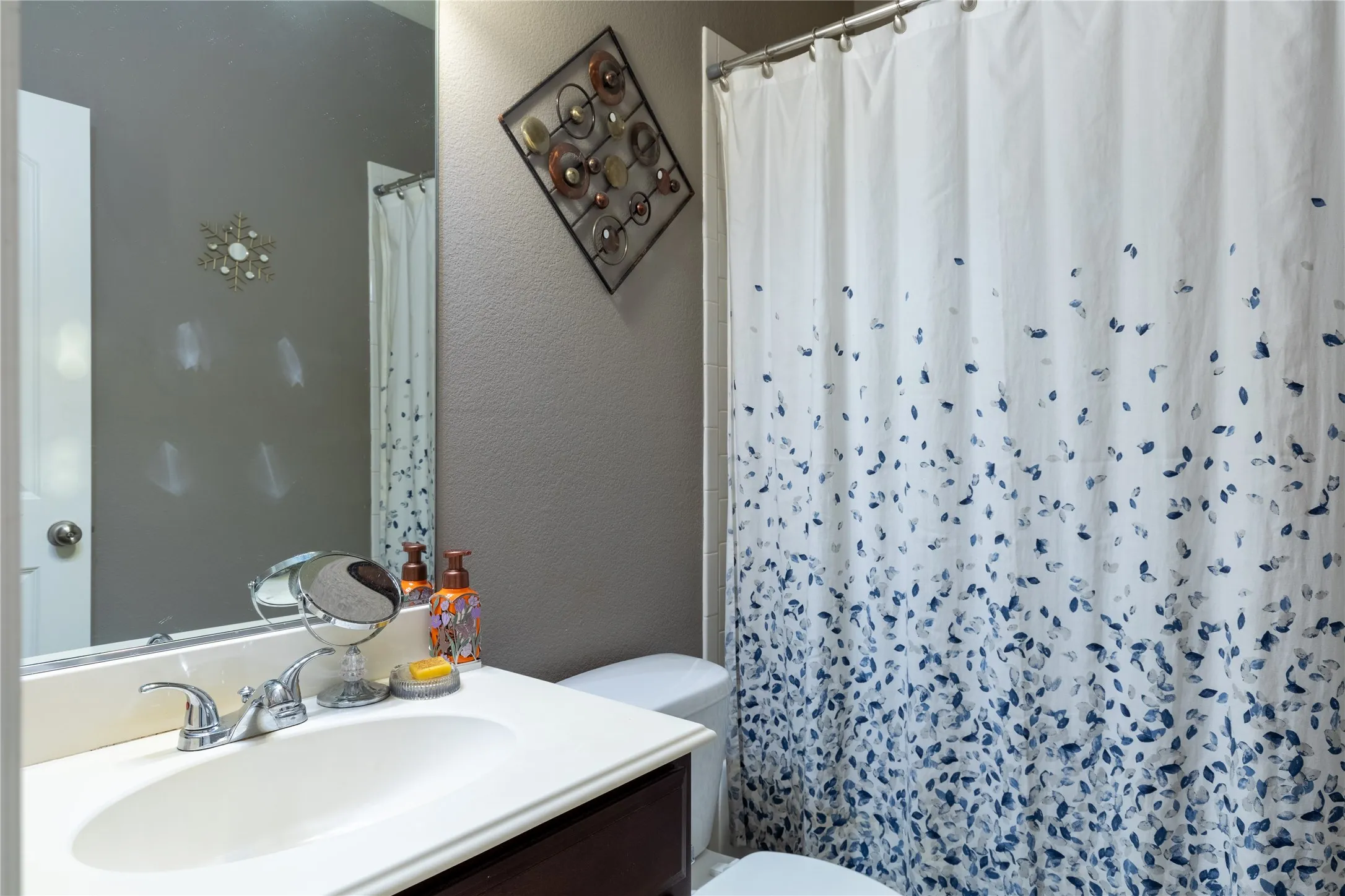 Single Family Residence For Sale in Denton County , 2529 Jacobson Drive, Lewisville, Texas 75067, 3 Bedroom, 4 Bathroom, 2 Garage spaces, 2,385 Sqft, built in 2007, mls#21347225, Real Estate Agent in Lewisville, Homes For Sale in Denton county, Homes For Sale in Lewisville, Realtor in Lewisville Texas, Real Estate Brokerage Independent Realty Texas, Luminita Cordes Realtor