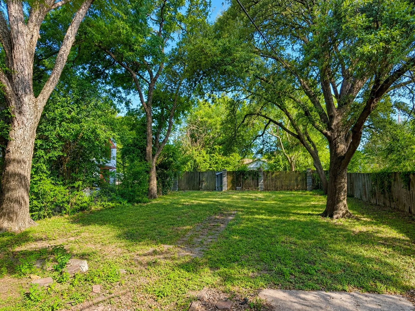 Single Family Residence For Sale in Mc Lennan County , 2321 Alexander Avenue, Waco, Texas 76708, 2 Bedroom, 1 Bathroom, Garage spaces, 840 Sqft, built in 1948, mls#21347352, Real Estate Agent in Waco, Homes For Sale in Mc Lennan county, Homes For Sale in Waco, Realtor in Waco Texas, Real Estate Brokerage Independent Realty Texas, Luminita Cordes Realtor