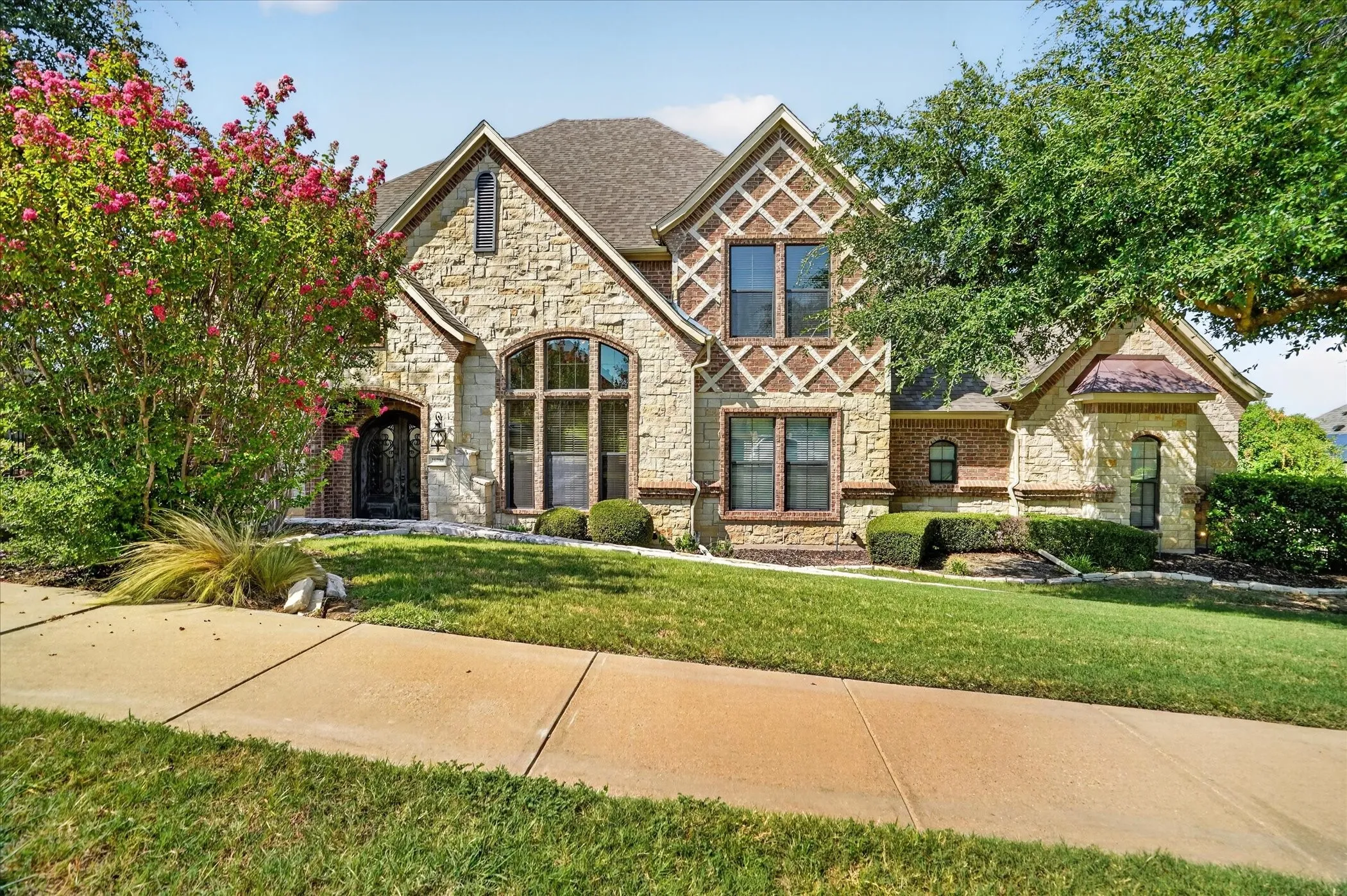 Single Family Residence For Sale in Tarrant County , 10808 Hawkins Home Boulevard, Benbrook, Texas 76126, 4 Bedroom, 5 Bathroom, 3 Garage spaces, 4,083 Sqft, built in 2004, mls#21347355, Real Estate Agent in Benbrook, Homes For Sale in Tarrant county, Homes For Sale in Benbrook, Realtor in Benbrook Texas, Real Estate Brokerage Independent Realty Texas, Luminita Cordes Realtor