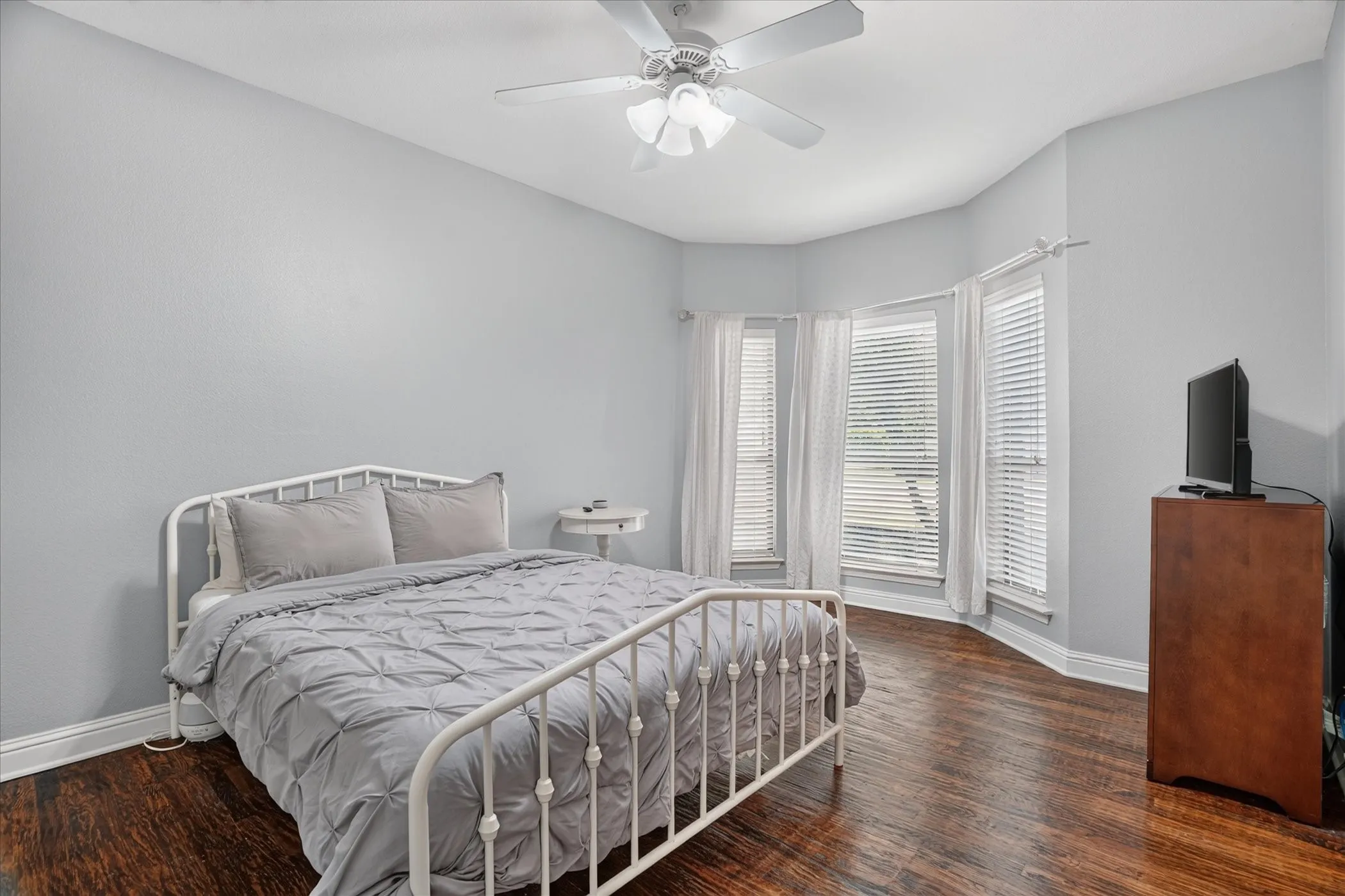 Single Family Residence For Sale in Tarrant County , 10808 Hawkins Home Boulevard, Benbrook, Texas 76126, 4 Bedroom, 5 Bathroom, 3 Garage spaces, 4,083 Sqft, built in 2004, mls#21347355, Real Estate Agent in Benbrook, Homes For Sale in Tarrant county, Homes For Sale in Benbrook, Realtor in Benbrook Texas, Real Estate Brokerage Independent Realty Texas, Luminita Cordes Realtor