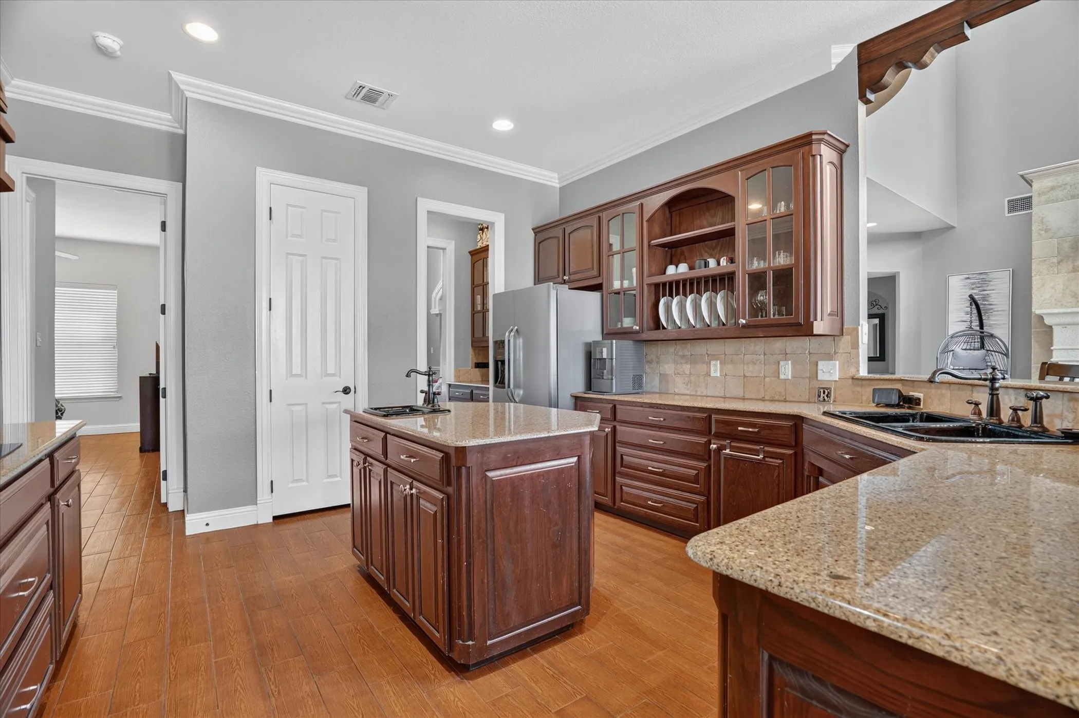 Single Family Residence For Sale in Tarrant County , 10808 Hawkins Home Boulevard, Benbrook, Texas 76126, 4 Bedroom, 5 Bathroom, 3 Garage spaces, 4,083 Sqft, built in 2004, mls#21347355, Real Estate Agent in Benbrook, Homes For Sale in Tarrant county, Homes For Sale in Benbrook, Realtor in Benbrook Texas, Real Estate Brokerage Independent Realty Texas, Luminita Cordes Realtor