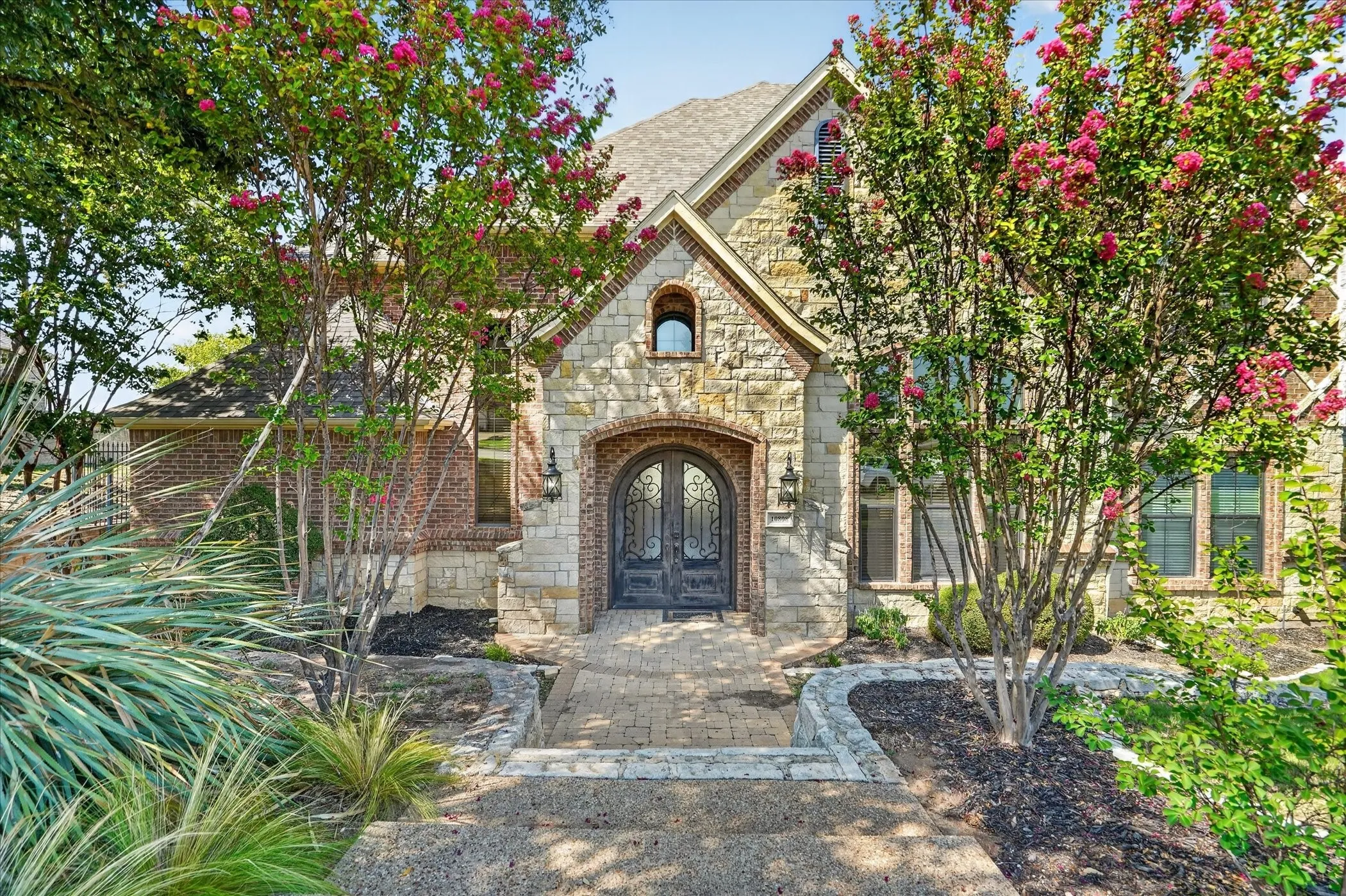 Single Family Residence For Sale in Tarrant County , 10808 Hawkins Home Boulevard, Benbrook, Texas 76126, 4 Bedroom, 5 Bathroom, 3 Garage spaces, 4,083 Sqft, built in 2004, mls#21347355, Real Estate Agent in Benbrook, Homes For Sale in Tarrant county, Homes For Sale in Benbrook, Realtor in Benbrook Texas, Real Estate Brokerage Independent Realty Texas, Luminita Cordes Realtor