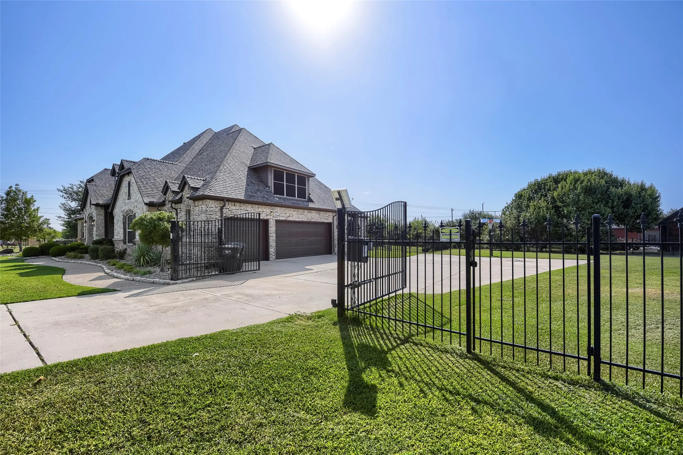 Single Family Residence For Sale in Tarrant County , 1501 Willow Tree Drive, Fort Worth, Texas 76052, 4 Bedroom, 4 Bathroom, 3 Garage spaces, 3,900 Sqft, built in 2004, mls#21345613, Real Estate Agent in Fort Worth, Homes For Sale in Tarrant county, Homes For Sale in Fort Worth, Realtor in Fort Worth Texas, Real Estate Brokerage Independent Realty Texas, Luminita Cordes Realtor