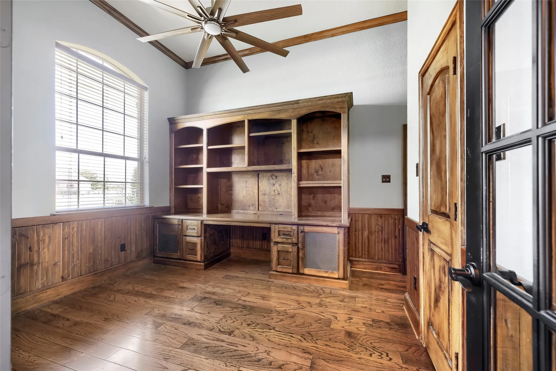 Single Family Residence For Sale in Tarrant County , 1501 Willow Tree Drive, Fort Worth, Texas 76052, 4 Bedroom, 4 Bathroom, 3 Garage spaces, 3,900 Sqft, built in 2004, mls#21345613, Real Estate Agent in Fort Worth, Homes For Sale in Tarrant county, Homes For Sale in Fort Worth, Realtor in Fort Worth Texas, Real Estate Brokerage Independent Realty Texas, Luminita Cordes Realtor