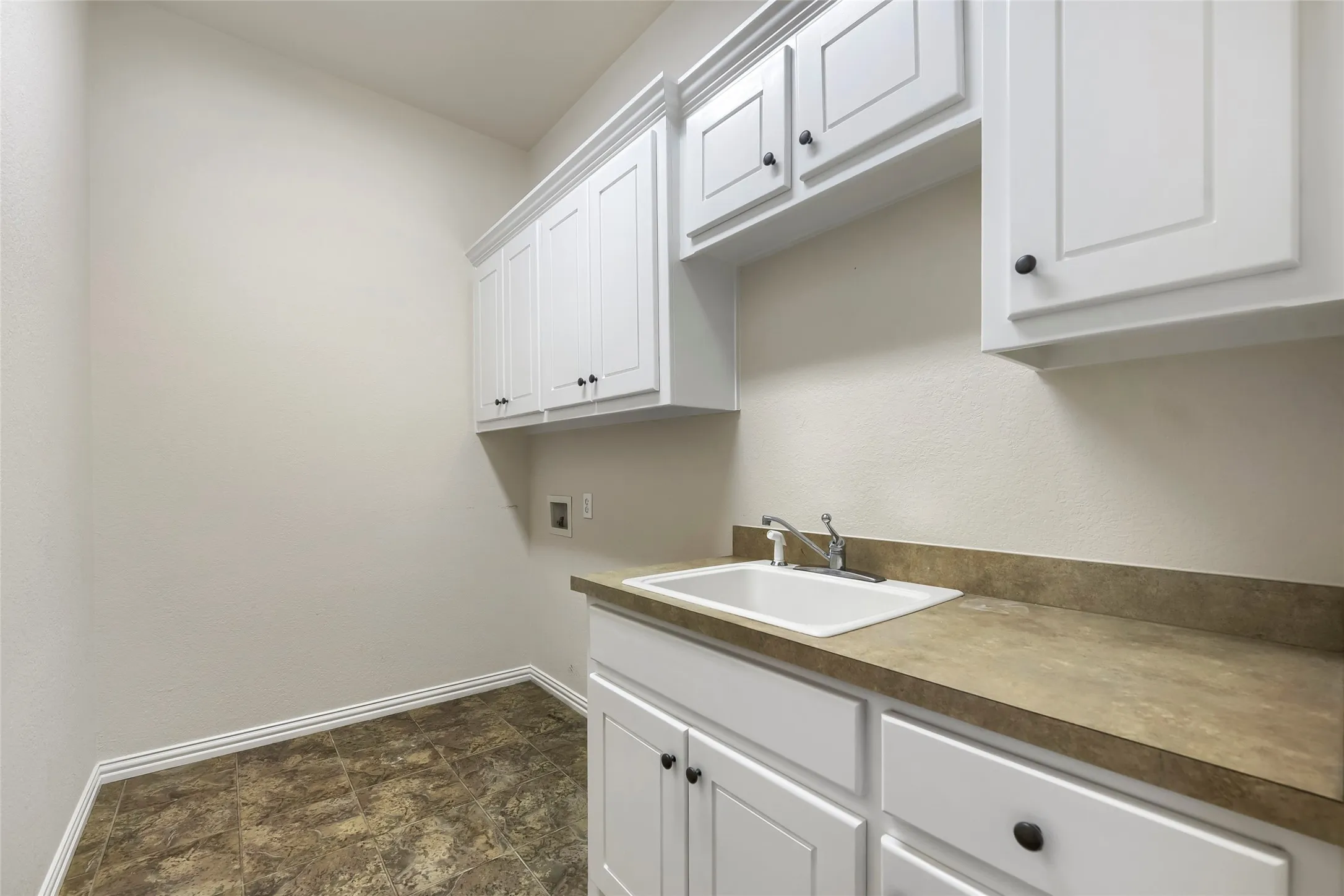 Single Family Residence For Sale in Tarrant County , 1501 Willow Tree Drive, Fort Worth, Texas 76052, 4 Bedroom, 4 Bathroom, 3 Garage spaces, 3,900 Sqft, built in 2004, mls#21345613, Real Estate Agent in Fort Worth, Homes For Sale in Tarrant county, Homes For Sale in Fort Worth, Realtor in Fort Worth Texas, Real Estate Brokerage Independent Realty Texas, Luminita Cordes Realtor