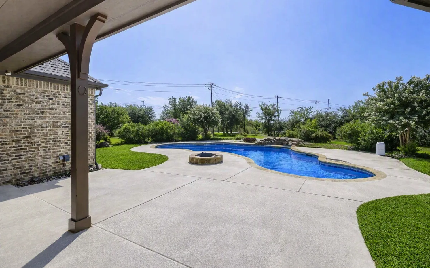 Single Family Residence For Sale in Tarrant County , 1501 Willow Tree Drive, Fort Worth, Texas 76052, 4 Bedroom, 4 Bathroom, 3 Garage spaces, 3,900 Sqft, built in 2004, mls#21345613, Real Estate Agent in Fort Worth, Homes For Sale in Tarrant county, Homes For Sale in Fort Worth, Realtor in Fort Worth Texas, Real Estate Brokerage Independent Realty Texas, Luminita Cordes Realtor