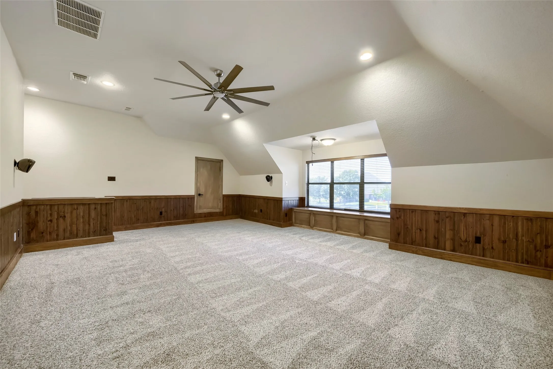 Single Family Residence For Sale in Tarrant County , 1501 Willow Tree Drive, Fort Worth, Texas 76052, 4 Bedroom, 4 Bathroom, 3 Garage spaces, 3,900 Sqft, built in 2004, mls#21345613, Real Estate Agent in Fort Worth, Homes For Sale in Tarrant county, Homes For Sale in Fort Worth, Realtor in Fort Worth Texas, Real Estate Brokerage Independent Realty Texas, Luminita Cordes Realtor