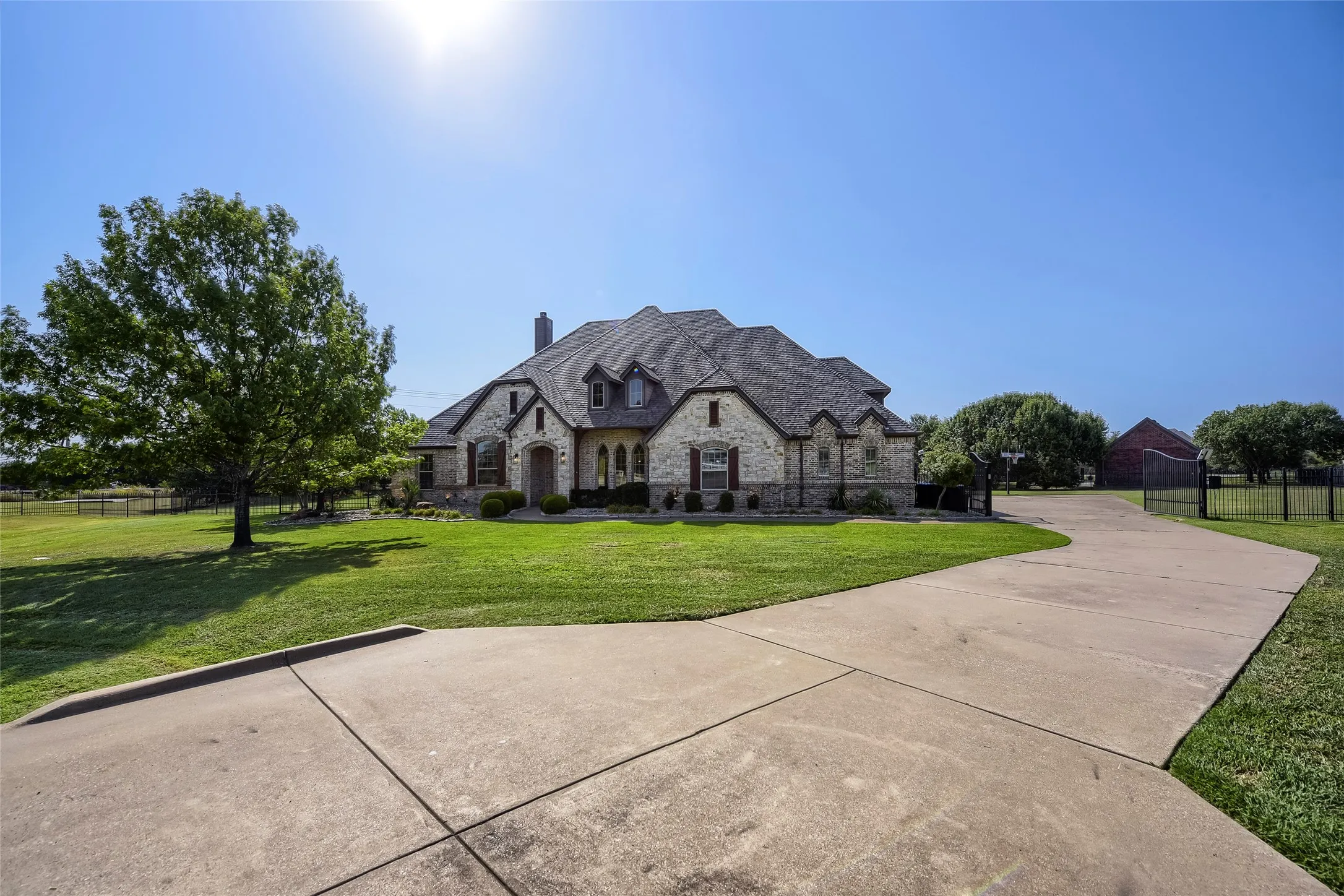 Single Family Residence For Sale in Tarrant County , 1501 Willow Tree Drive, Fort Worth, Texas 76052, 4 Bedroom, 4 Bathroom, 3 Garage spaces, 3,900 Sqft, built in 2004, mls#21345613, Real Estate Agent in Fort Worth, Homes For Sale in Tarrant county, Homes For Sale in Fort Worth, Realtor in Fort Worth Texas, Real Estate Brokerage Independent Realty Texas, Luminita Cordes Realtor