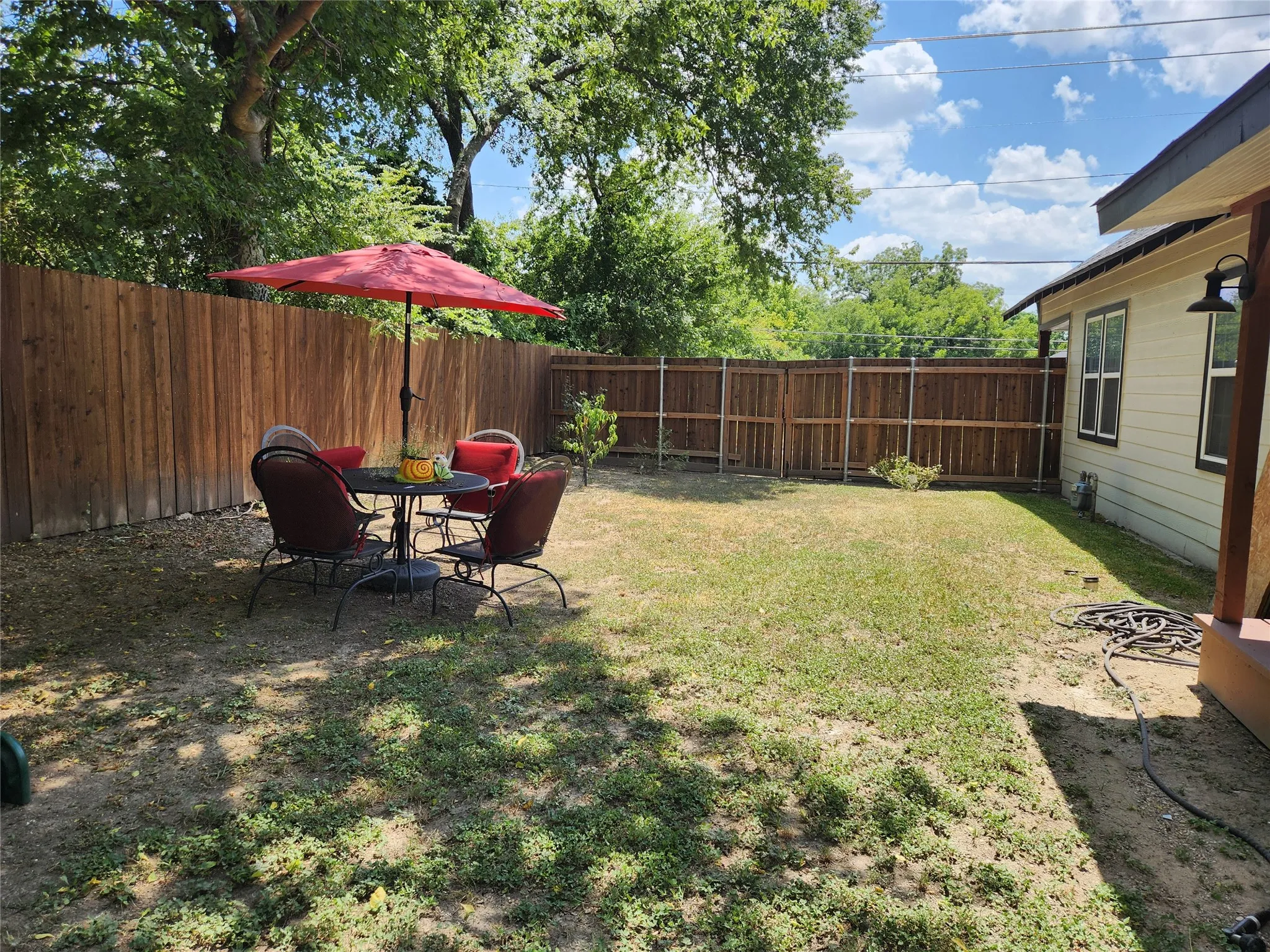 Single Family Residence For Sale in Ellis County , 607 Dr Martin Luther King Jr Boulevard, Waxahachie, Texas 75165, 3 Bedrooms, 2 Bathrooms, Garage spaces, 1,204 Sqft, built in 1920, Price $295,000, mls#21346533, Real Estate Agent in Waxahachie, Homes For Sale in Ellis county, Homes For Sale in Waxahachie, Realtor in Waxahachie Texas, Real Estate Brokerage Independent Realty Texas, Luminita Cordes Realtor