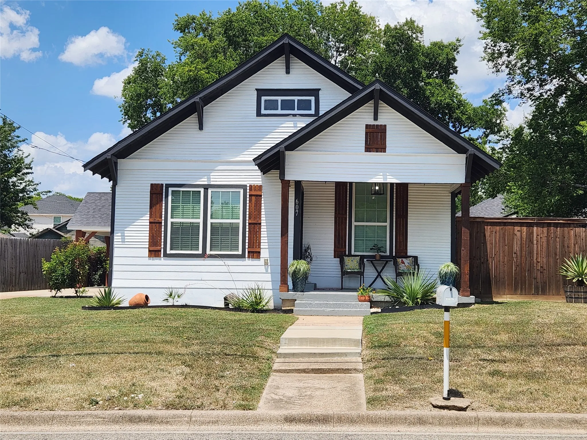 Single Family Residence For Sale in Ellis County , 607 Dr Martin Luther King Jr Boulevard, Waxahachie, Texas 75165, 3 Bedrooms, 2 Bathrooms, Garage spaces, 1,204 Sqft, built in 1920, Price $295,000, mls#21346533, Real Estate Agent in Waxahachie, Homes For Sale in Ellis county, Homes For Sale in Waxahachie, Realtor in Waxahachie Texas, Real Estate Brokerage Independent Realty Texas, Luminita Cordes Realtor