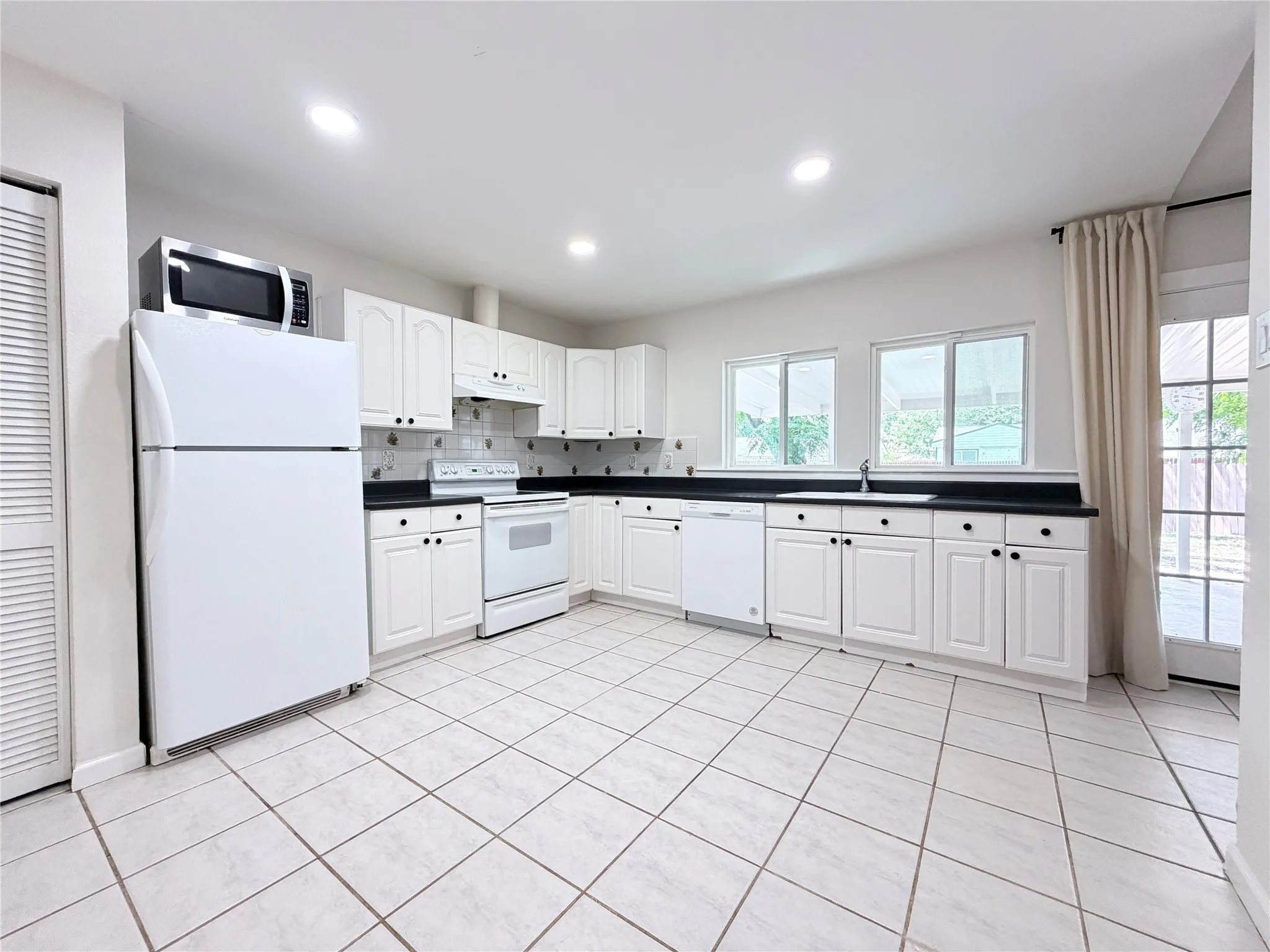 Single Family Residence For Rent in Dallas County , 407 Ivy Way, Garland, Texas 75043, 4 Bedroom, 2 Bathroom, Garage spaces, 1,864 Sqft, built in 1974, mls#21347400, Real Estate Agent in Garland, Homes For Rent in Dallas county, Homes For Rent in Garland, Realtor in Garland Texas, Real Estate Brokerage Independent Realty Texas, Luminita Cordes Realtor