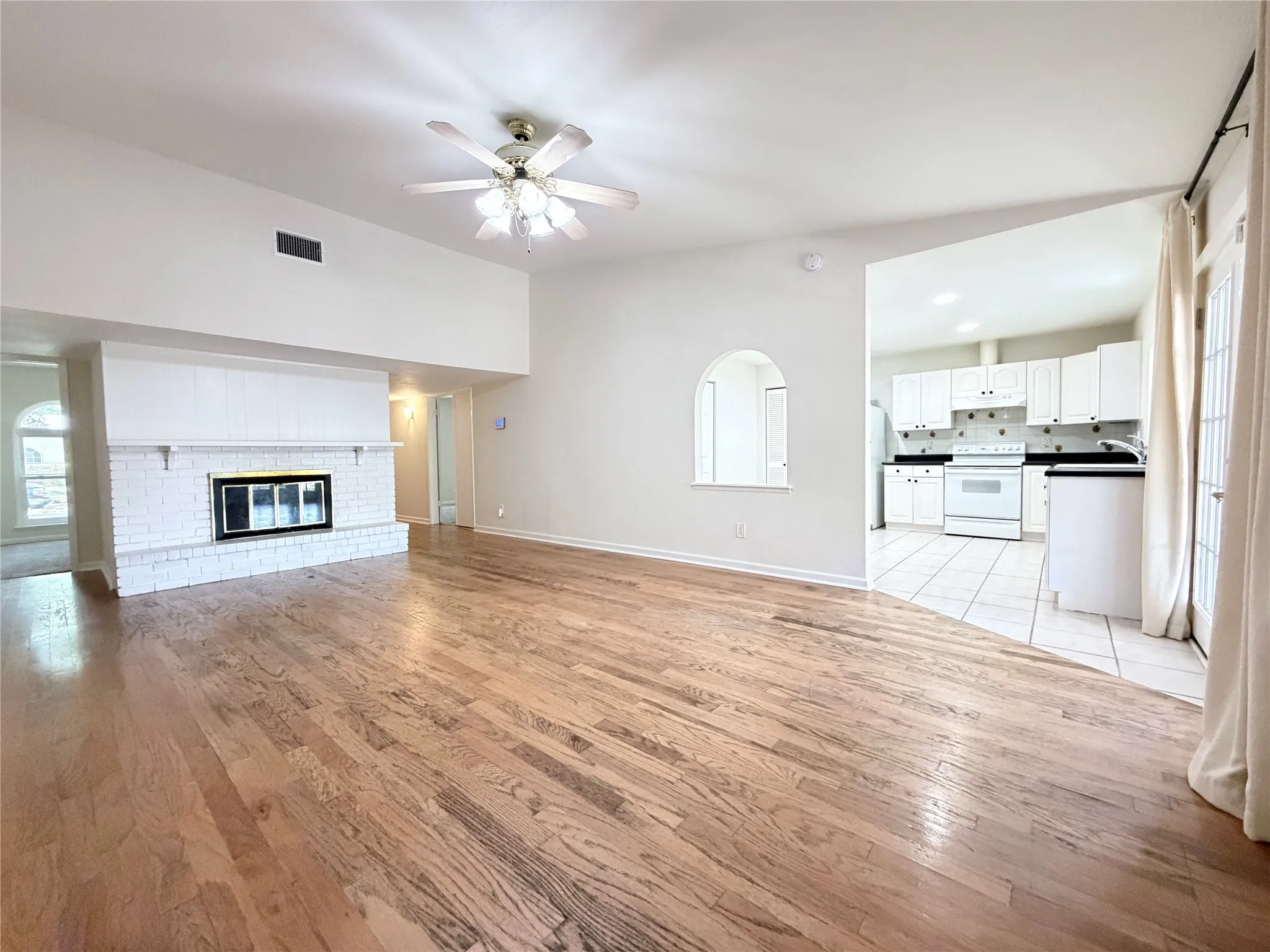 Single Family Residence For Rent in Dallas County , 407 Ivy Way, Garland, Texas 75043, 4 Bedroom, 2 Bathroom, Garage spaces, 1,864 Sqft, built in 1974, mls#21347400, Real Estate Agent in Garland, Homes For Rent in Dallas county, Homes For Rent in Garland, Realtor in Garland Texas, Real Estate Brokerage Independent Realty Texas, Luminita Cordes Realtor