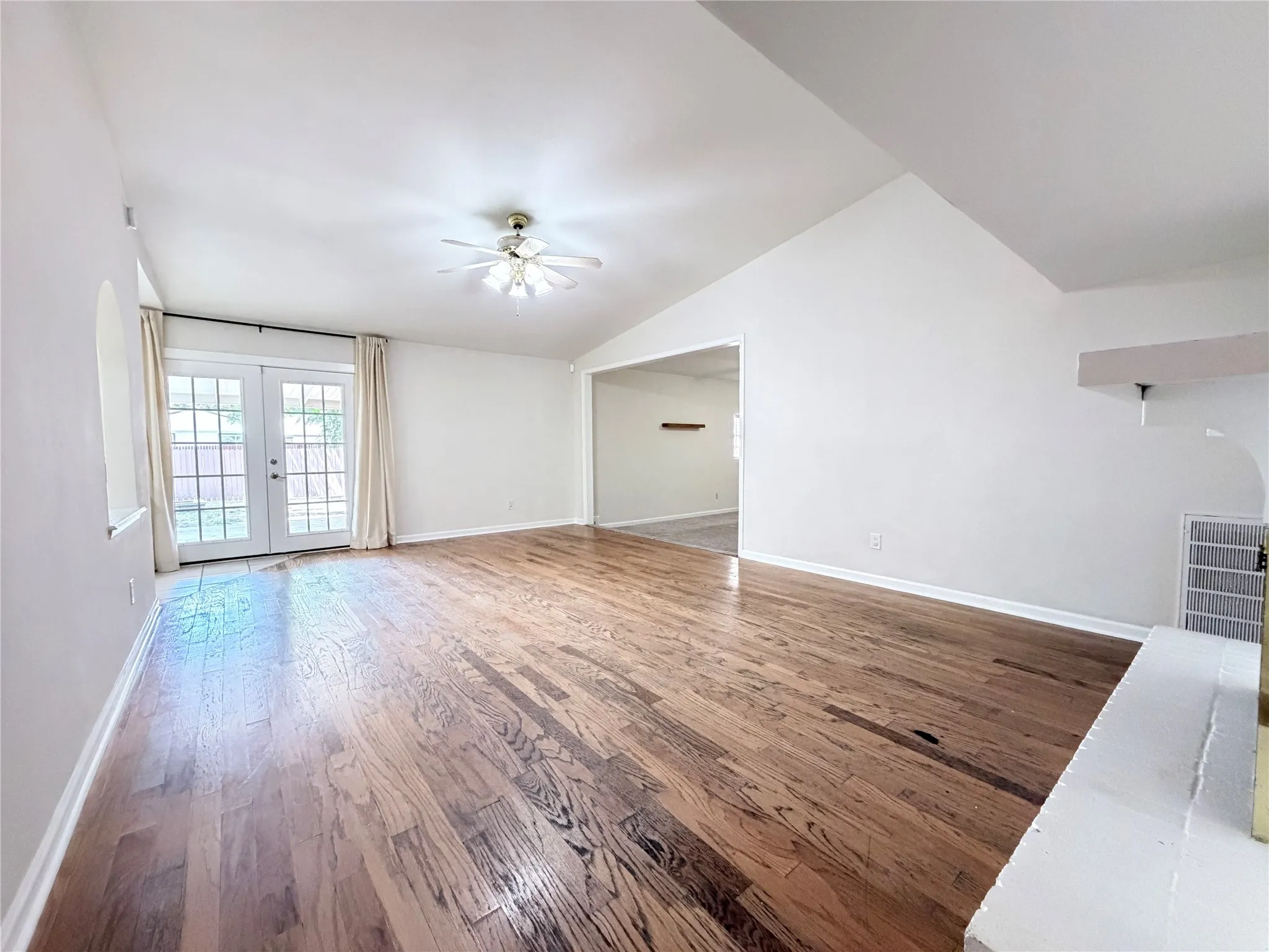 Single Family Residence For Rent in Dallas County , 407 Ivy Way, Garland, Texas 75043, 4 Bedroom, 2 Bathroom, Garage spaces, 1,864 Sqft, built in 1974, mls#21347400, Real Estate Agent in Garland, Homes For Rent in Dallas county, Homes For Rent in Garland, Realtor in Garland Texas, Real Estate Brokerage Independent Realty Texas, Luminita Cordes Realtor