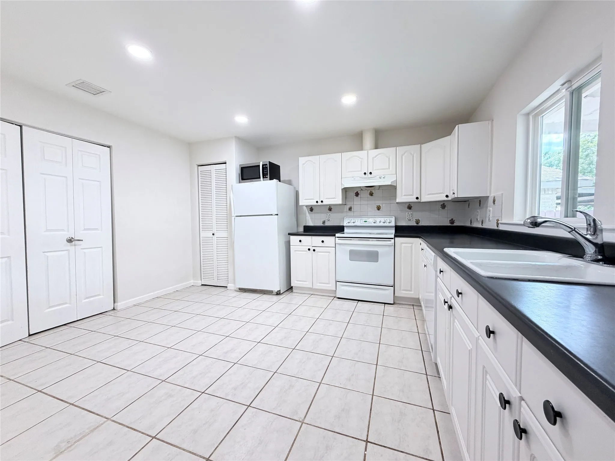 Single Family Residence For Rent in Dallas County , 407 Ivy Way, Garland, Texas 75043, 4 Bedroom, 2 Bathroom, Garage spaces, 1,864 Sqft, built in 1974, mls#21347400, Real Estate Agent in Garland, Homes For Rent in Dallas county, Homes For Rent in Garland, Realtor in Garland Texas, Real Estate Brokerage Independent Realty Texas, Luminita Cordes Realtor