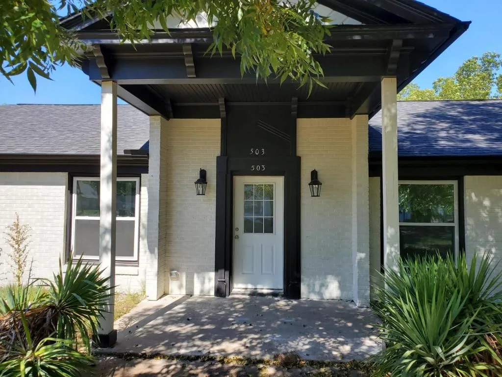 Single Family Residence For Rent in Fannin County , 503 E 13th Street, Bonham, Texas 75418, 4 Bedroom, 3 Bathroom, 2 Garage spaces, 2,700 Sqft, built in 1950, mls#21345420, Real Estate Agent in Bonham, Homes For Rent in Fannin county, Homes For Rent in Bonham, Realtor in Bonham Texas, Real Estate Brokerage Independent Realty Texas, Luminita Cordes Realtor