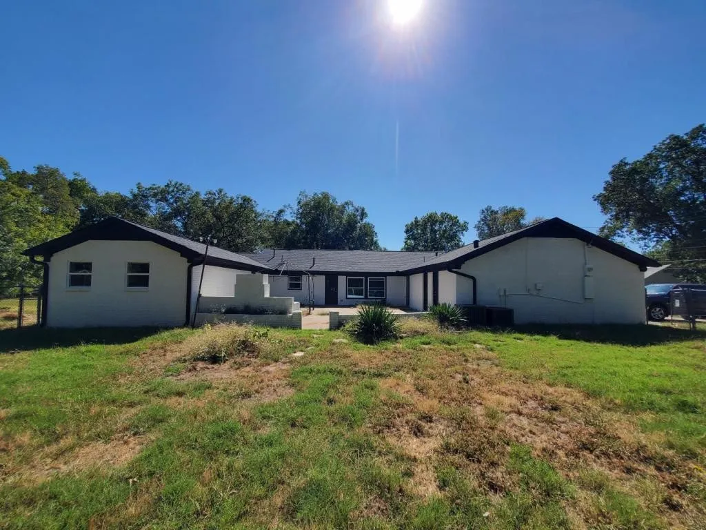 Single Family Residence For Rent in Fannin County , 503 E 13th Street, Bonham, Texas 75418, 4 Bedroom, 3 Bathroom, 2 Garage spaces, 2,700 Sqft, built in 1950, mls#21345420, Real Estate Agent in Bonham, Homes For Rent in Fannin county, Homes For Rent in Bonham, Realtor in Bonham Texas, Real Estate Brokerage Independent Realty Texas, Luminita Cordes Realtor